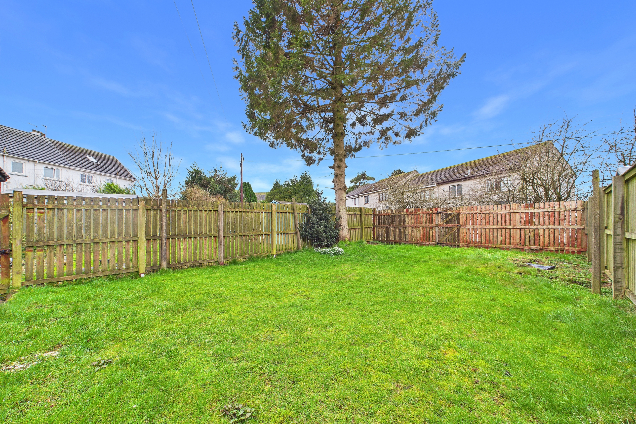 three bedroom mid terraced house in Newton Mearns, Glasgow