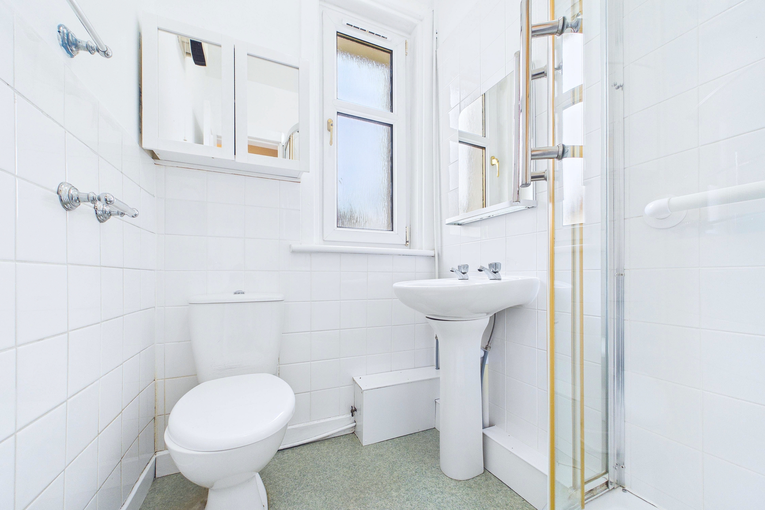 Two bedroom upper cottage flat in Paisley, Glasgow