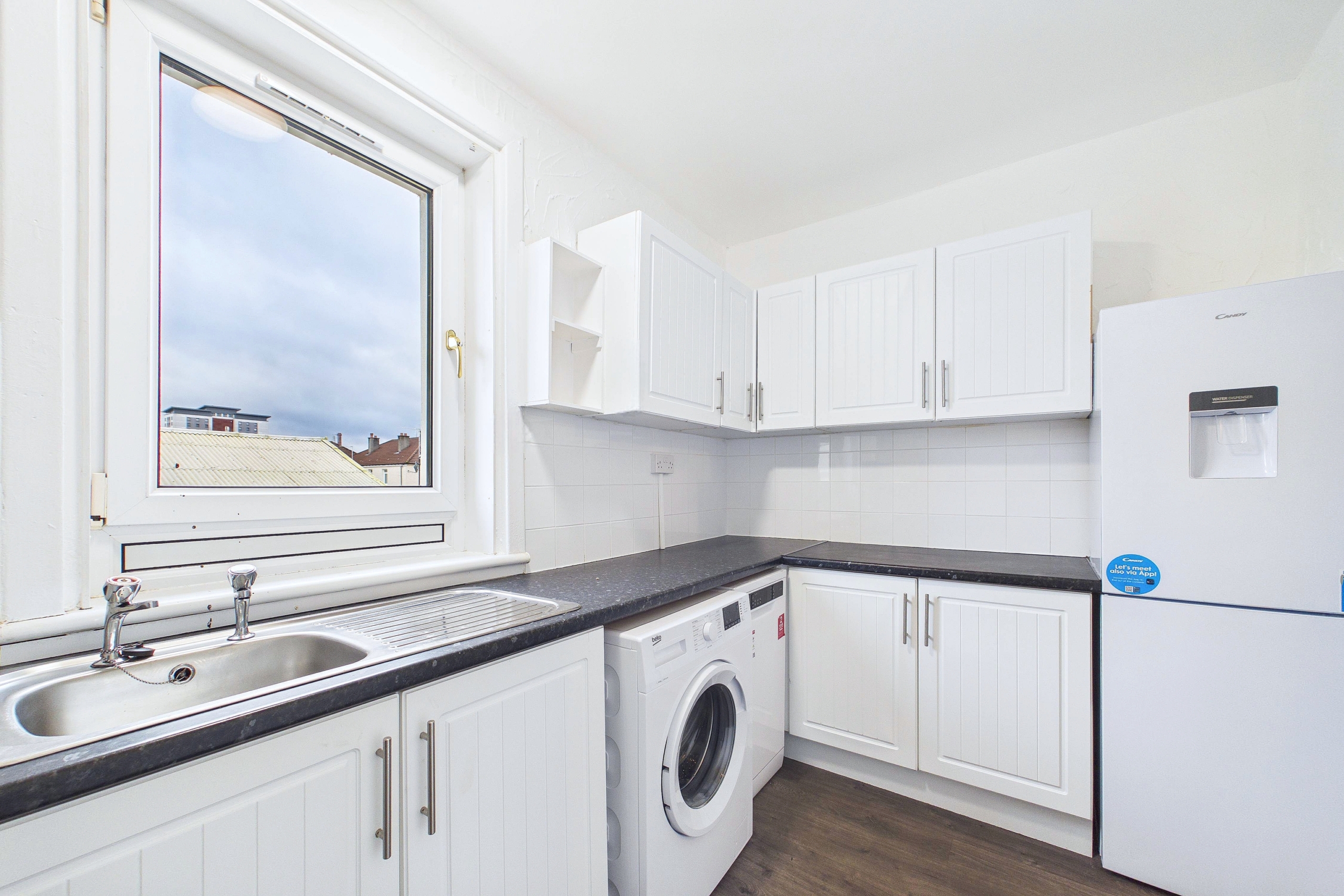 Two bedroom upper cottage flat in Paisley, Glasgow