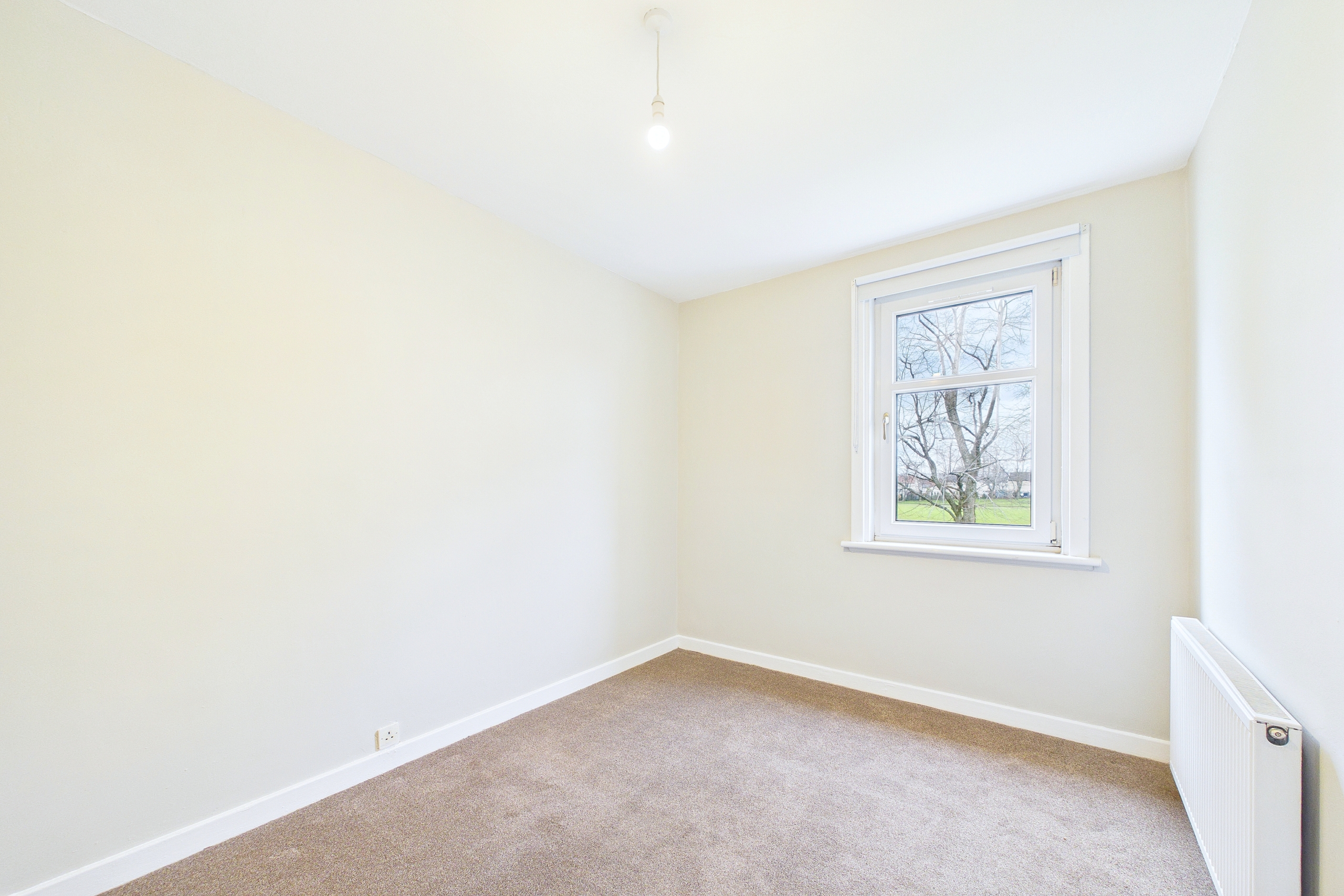 Two bedroom upper cottage flat in Paisley, Glasgow