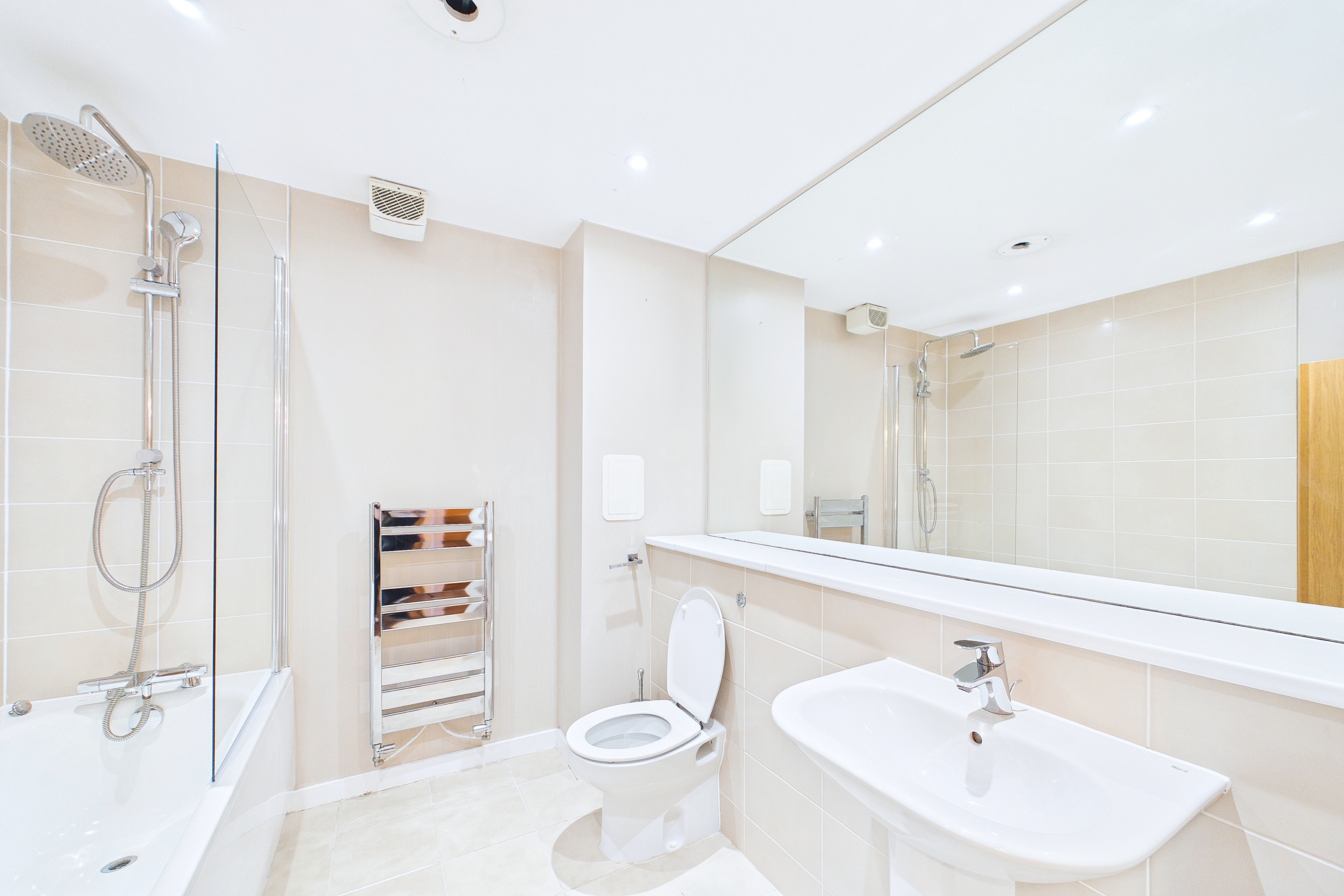 Two bedroom modern flat to let in Richmond Park Gardens, Glasgow