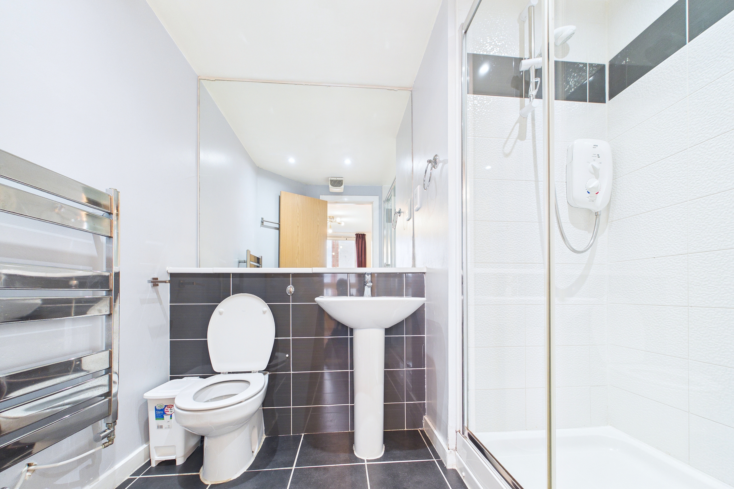 Two bedroom modern flat to let in Richmond Park Gardens, Glasgow