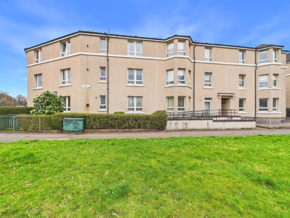 Spacious two bedroom flat to let in Craigton, Glasgow