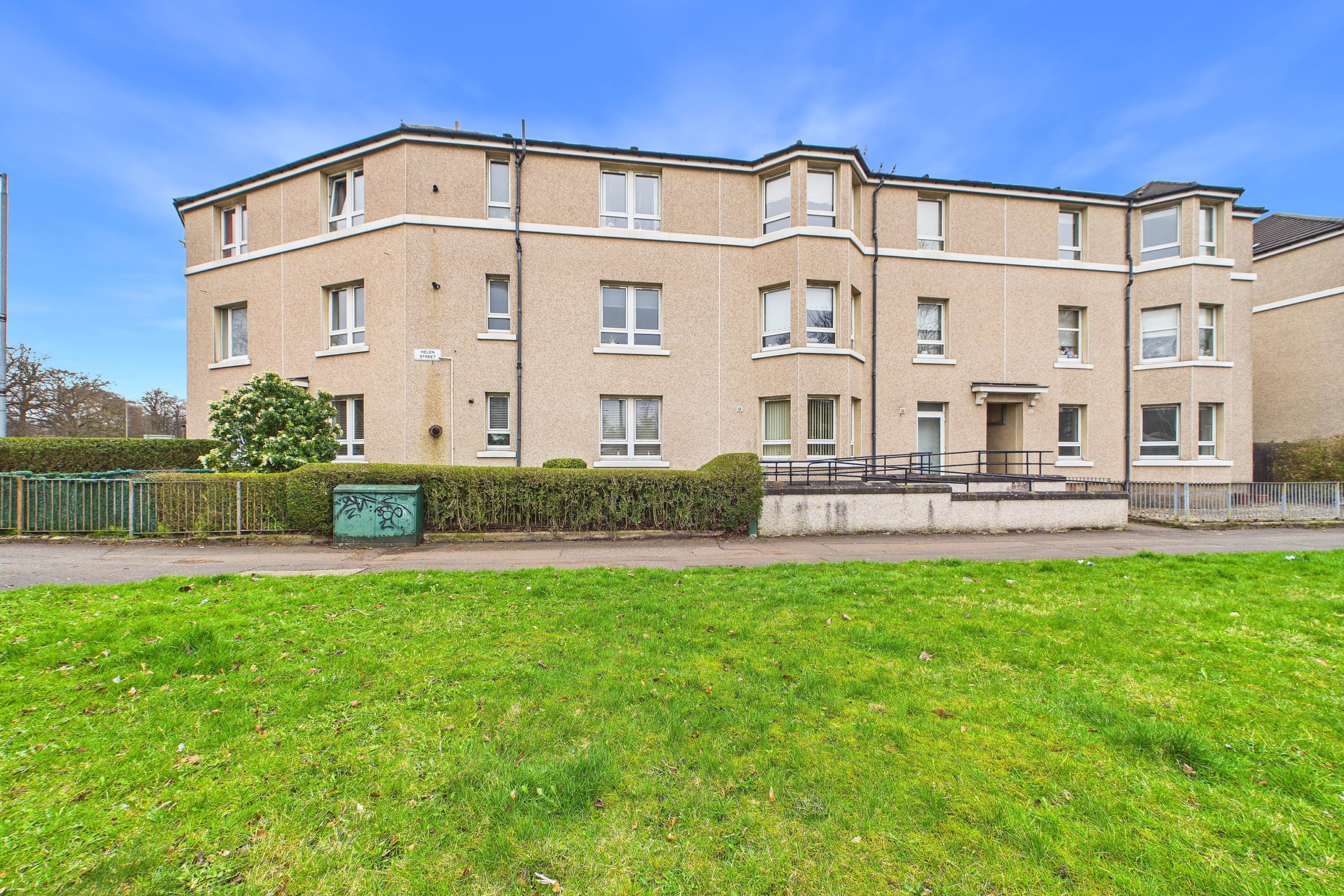 Spacious two bedroom flat to let in Craigton, Glasgow