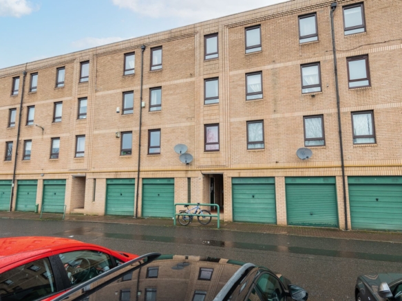two bed flat available in kinning park