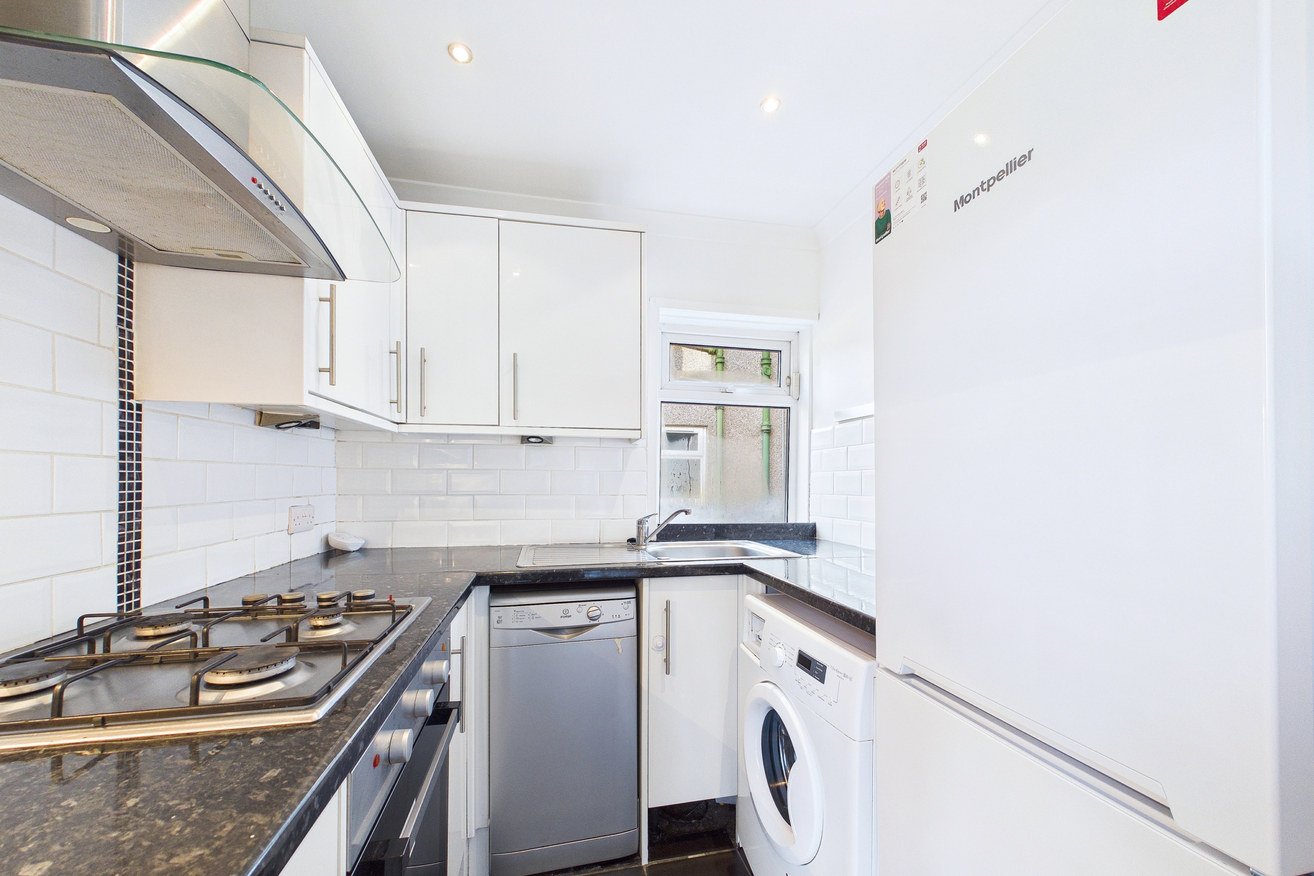 Three-Bedroom Lower Cottage Flat To Let in Cardonald, Glasgow