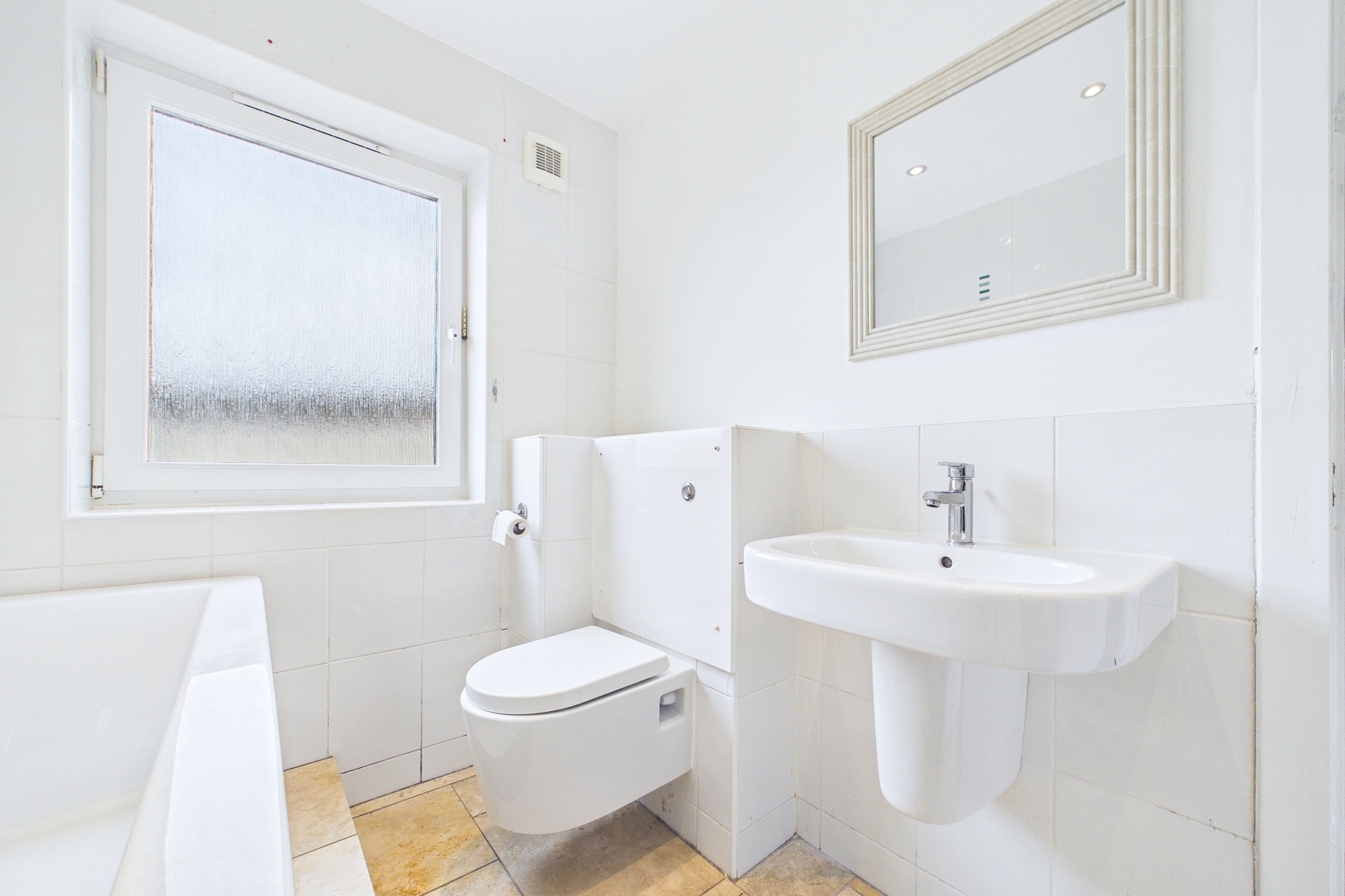 Spacious three-bedroom upper cottage flat to let in Glasgow.