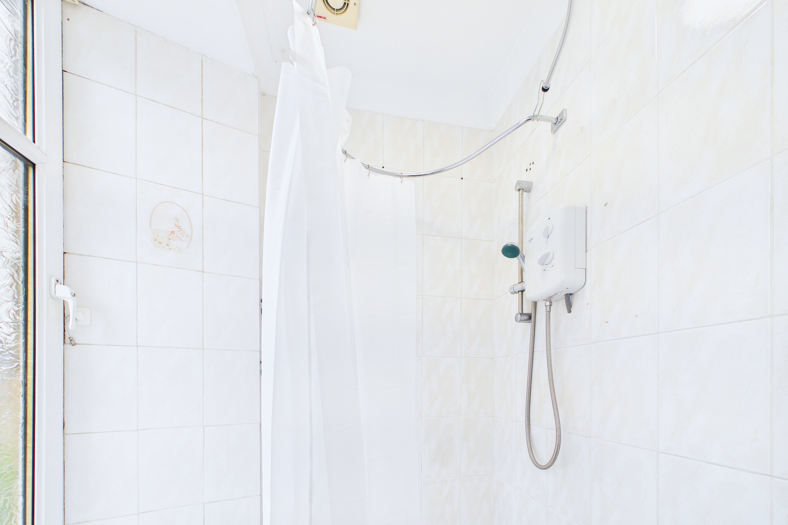27-dixon-road-shower-room Well-proportioned traditional two-bedroom tenement flat to let in Glasgow