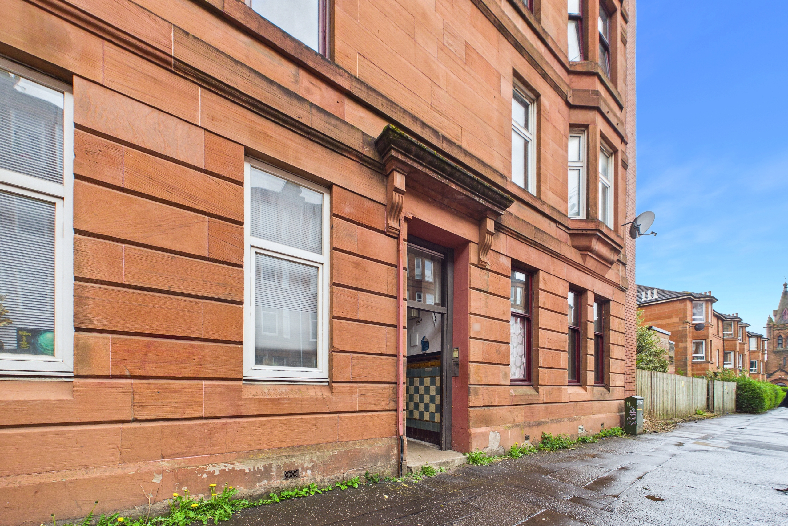 27-dixon-road-exterior Well-proportioned traditional two-bedroom tenement flat to let in Glasgow