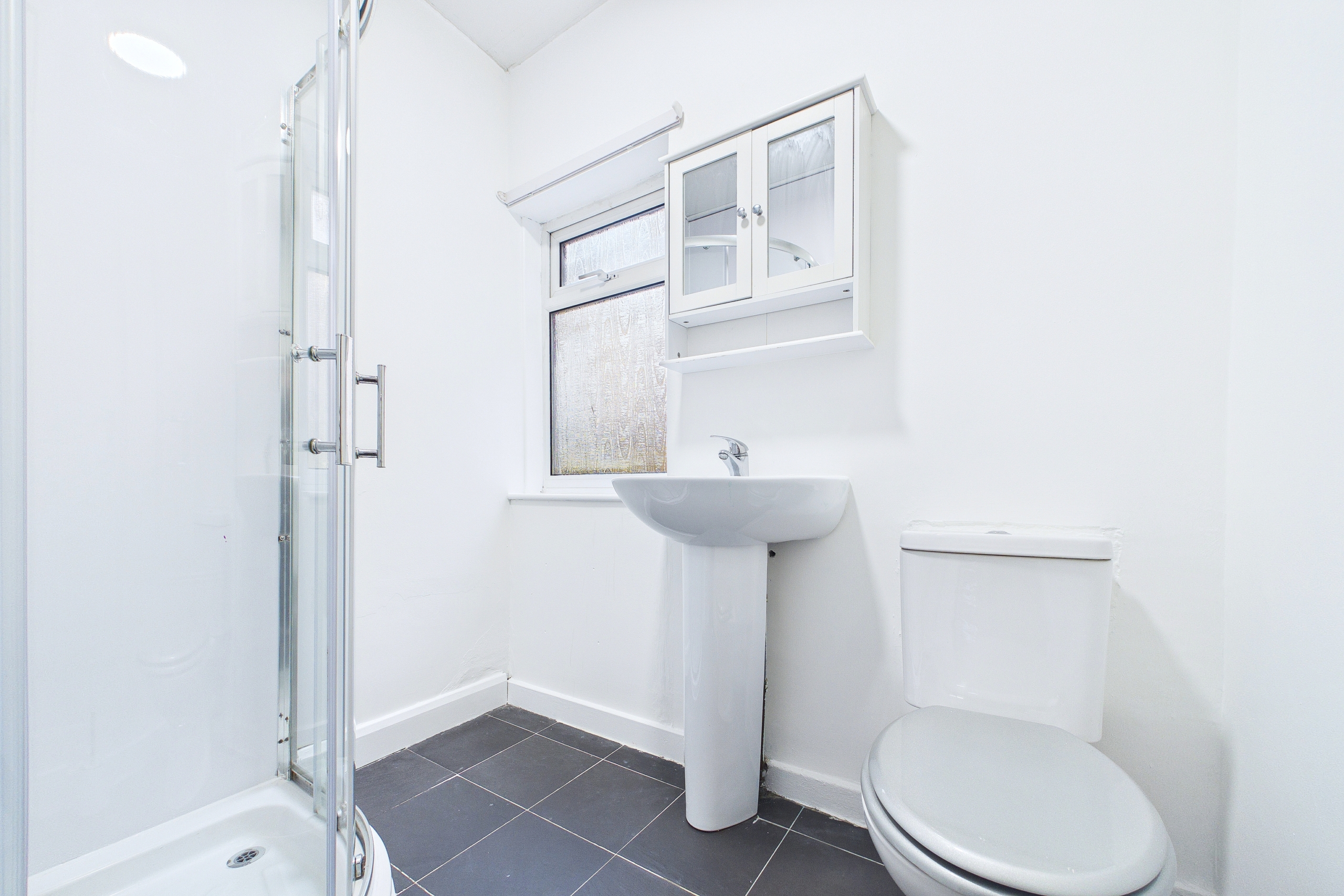 Three-Bedroom Lower Cottage Flat To Let in Cardonald, Glasgow