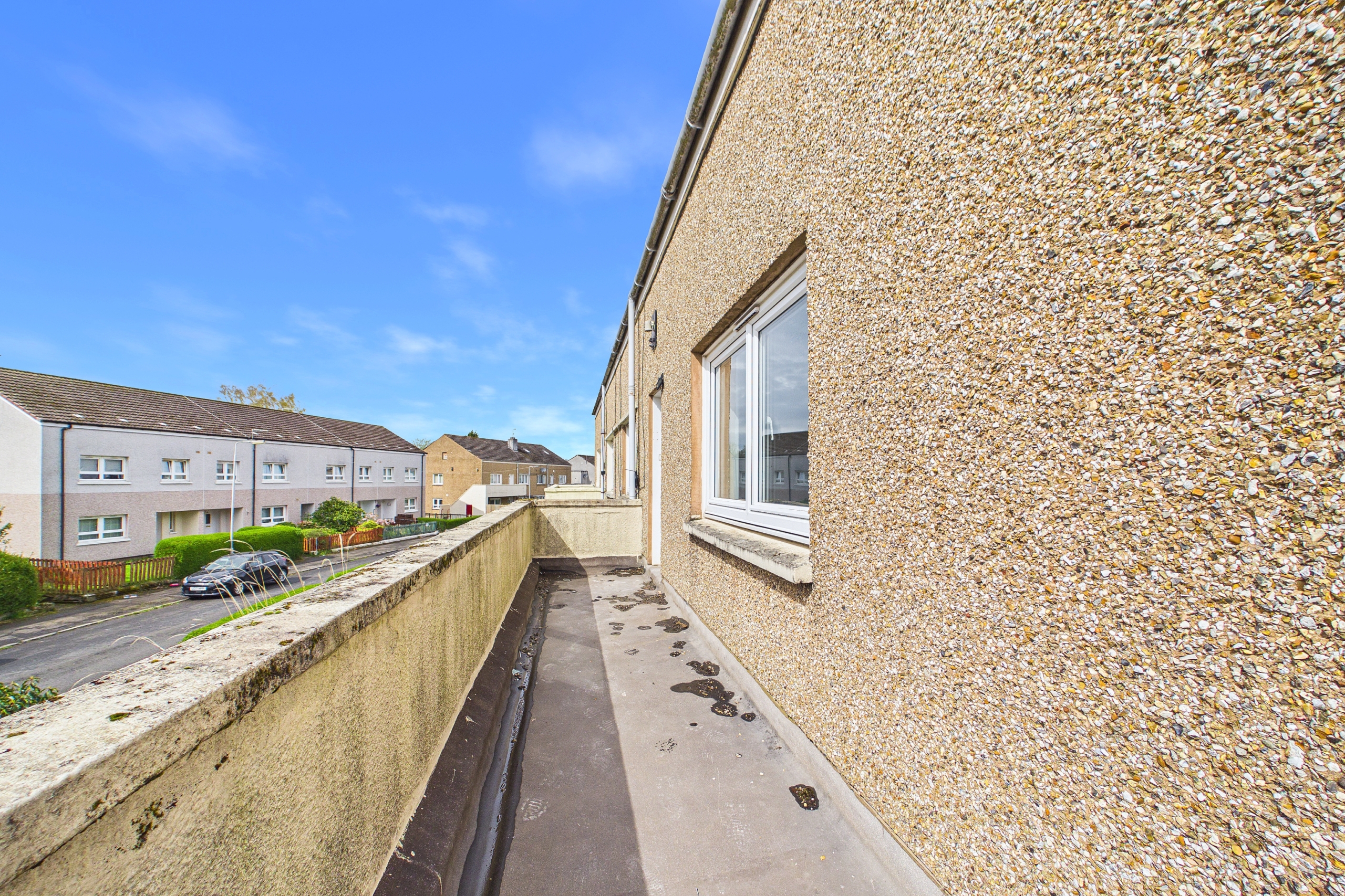 Spacious three-bedroom upper cottage flat to let in Glasgow.