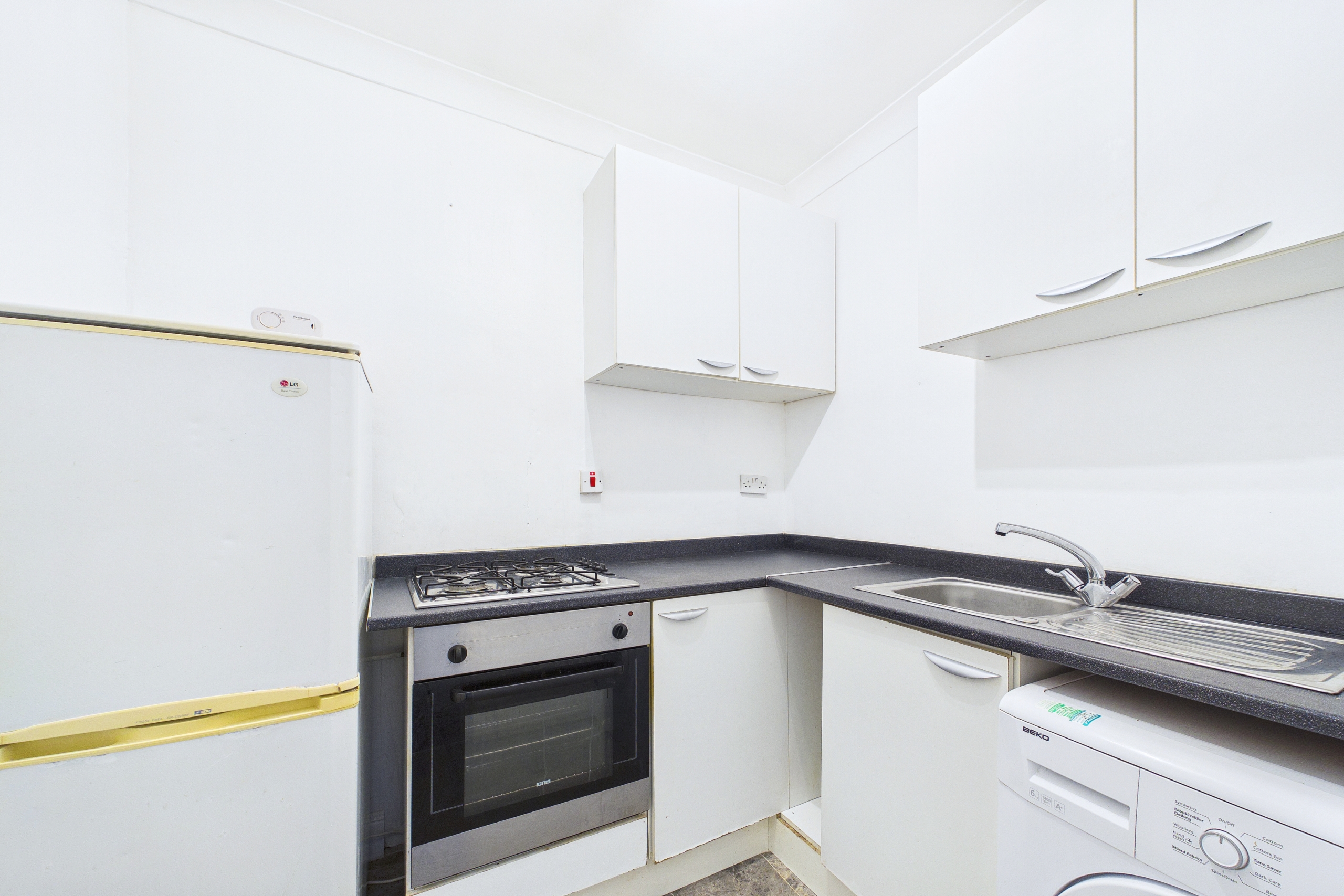 27-dixon-road-kitchen Well-proportioned traditional two-bedroom tenement flat to let in Glasgow