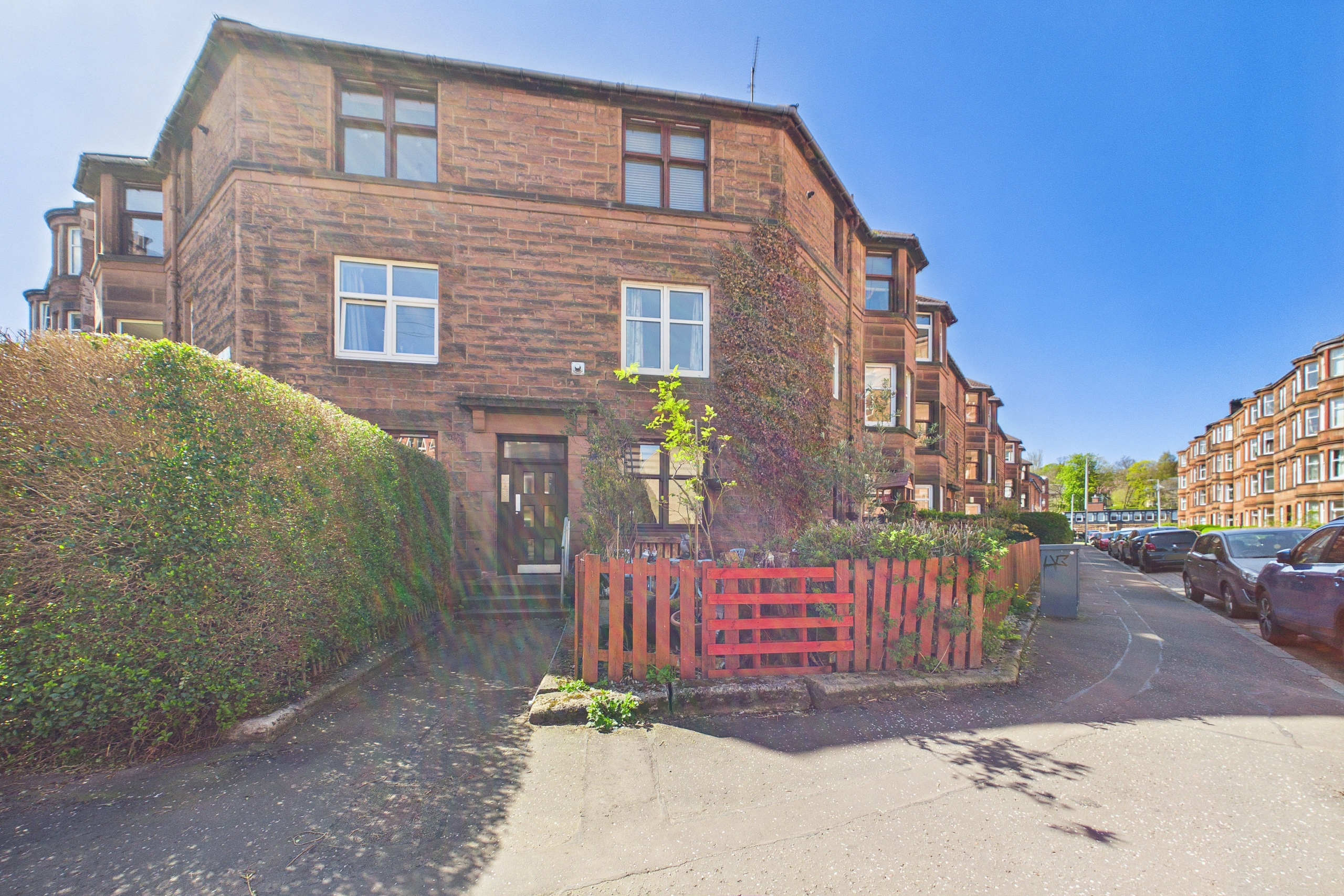 Two-bedroom ground floor tenement flat to let in Battlefield, Glasgow