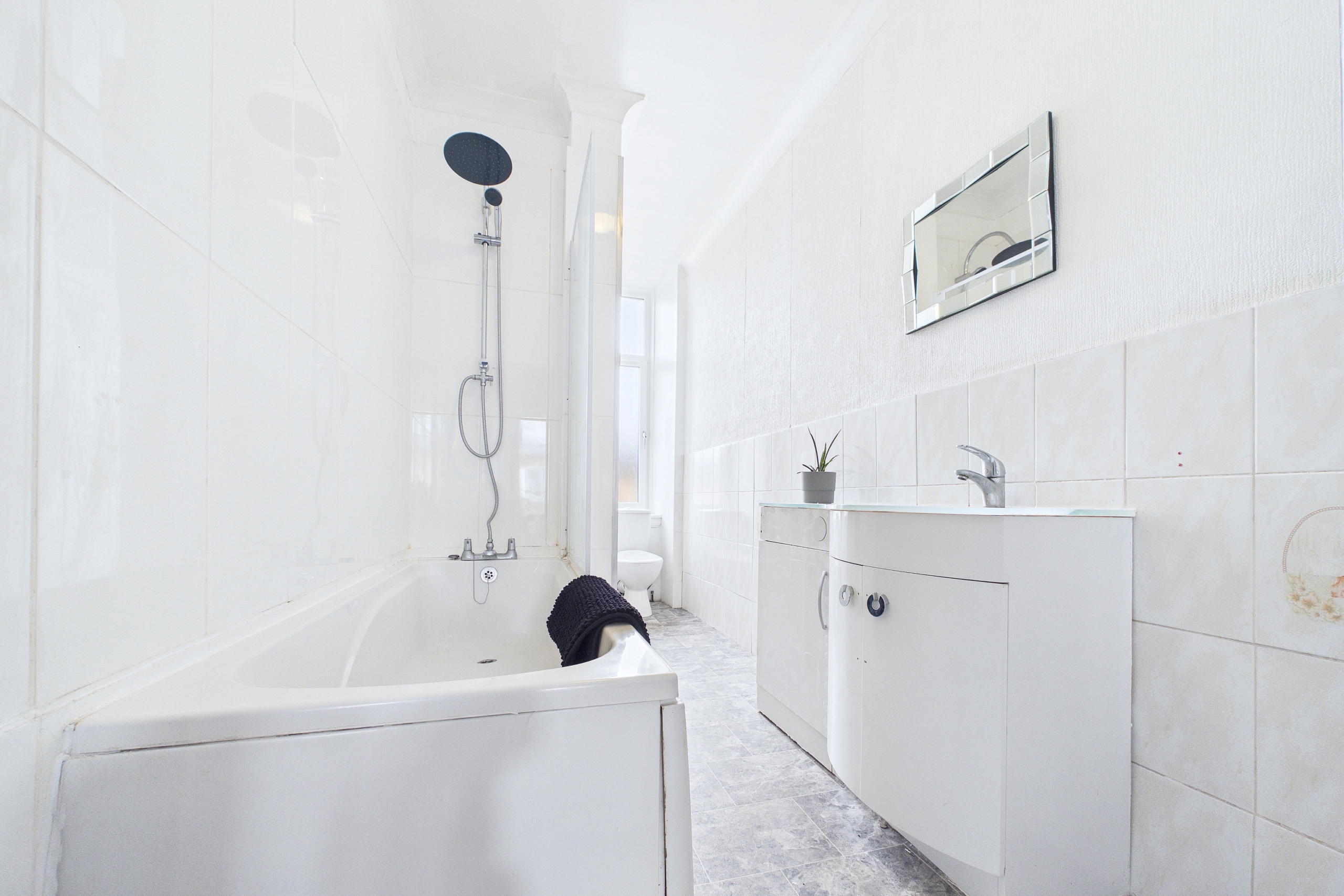 27-dixon-road-bathroom Well-proportioned traditional two-bedroom tenement flat to let in Glasgow