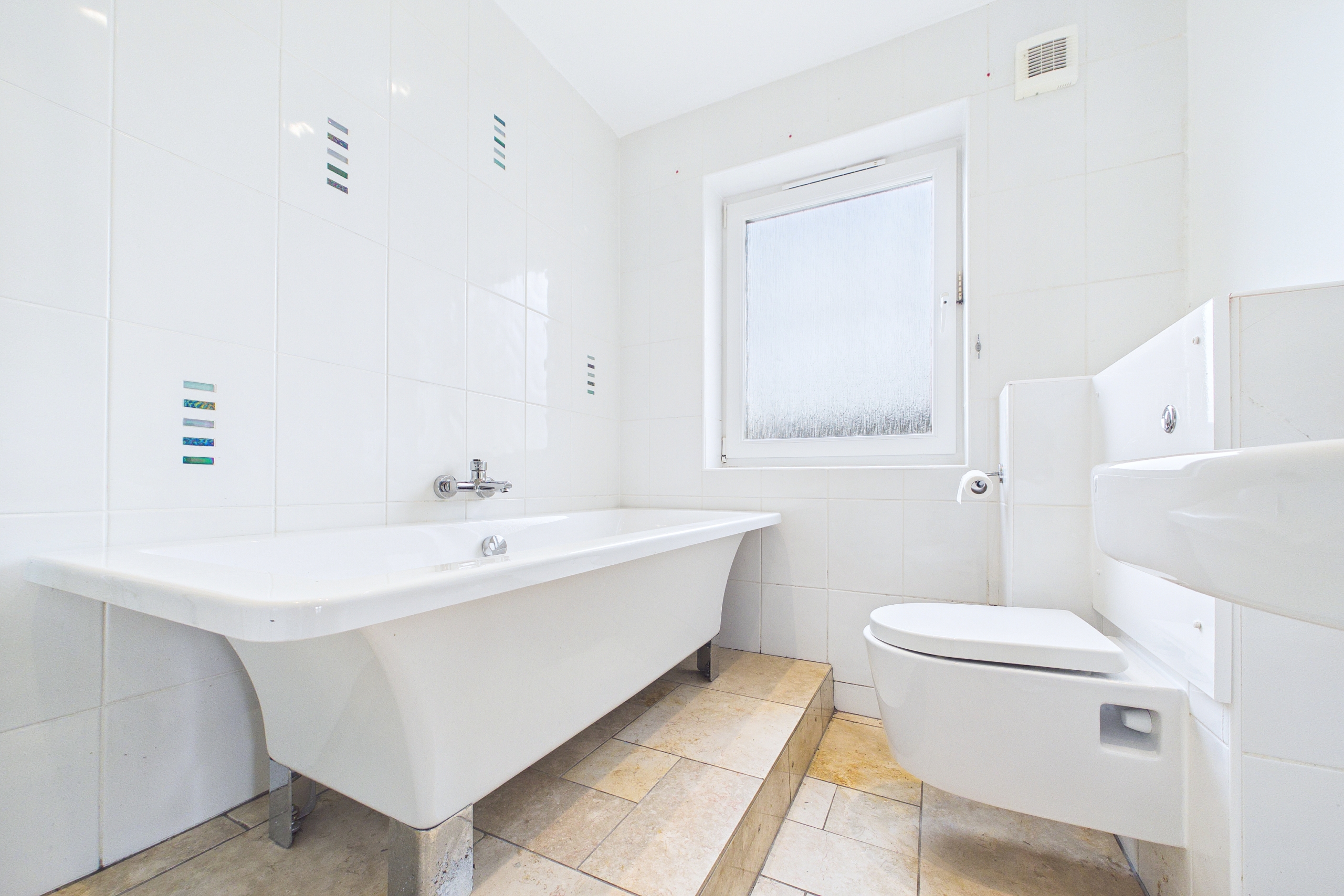 Spacious three-bedroom upper cottage flat to let in Glasgow.
