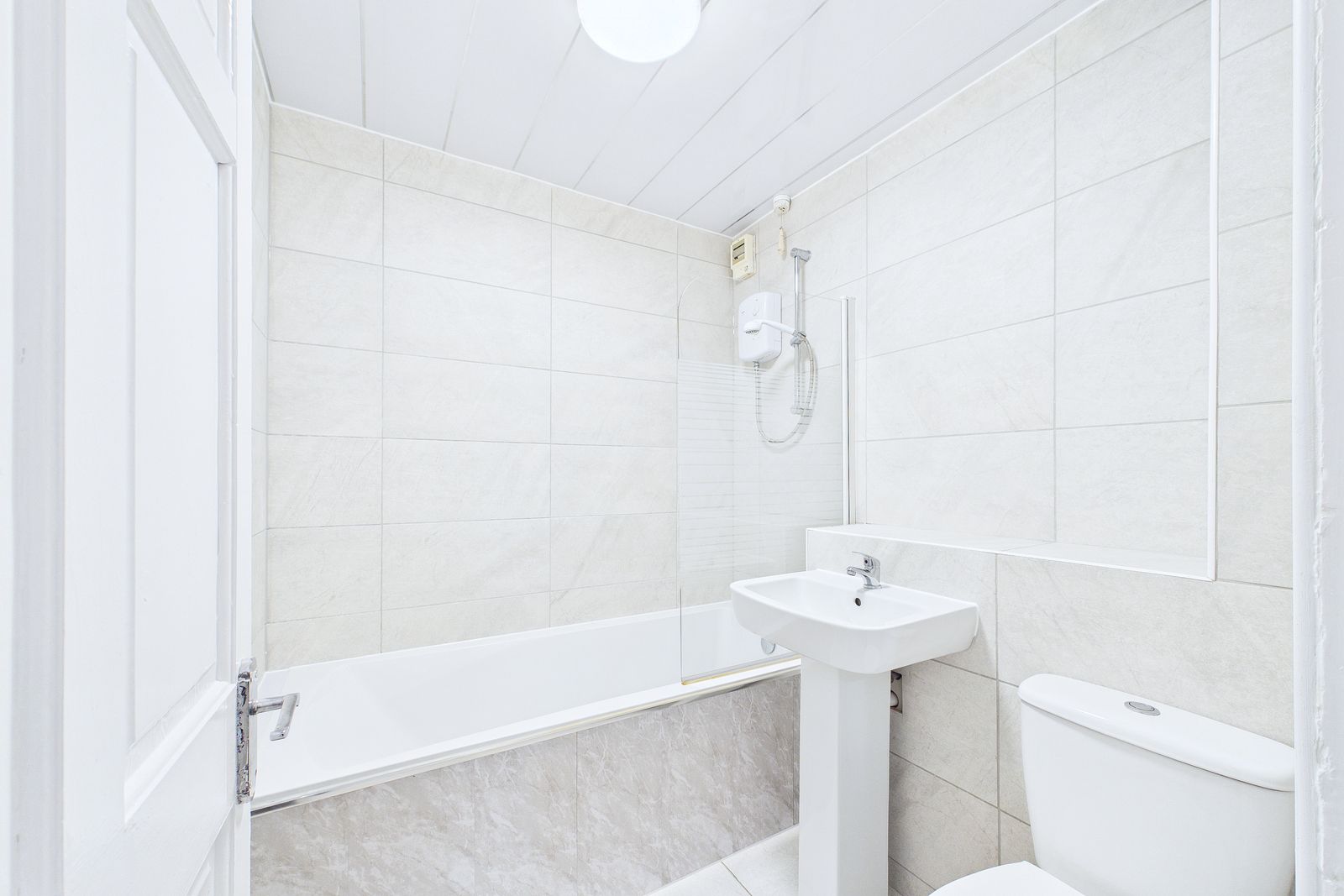 22-kemp-street-bathroom Beautifully refurbished two-bedroom ground floor flat to let in Springburn, Glasgow