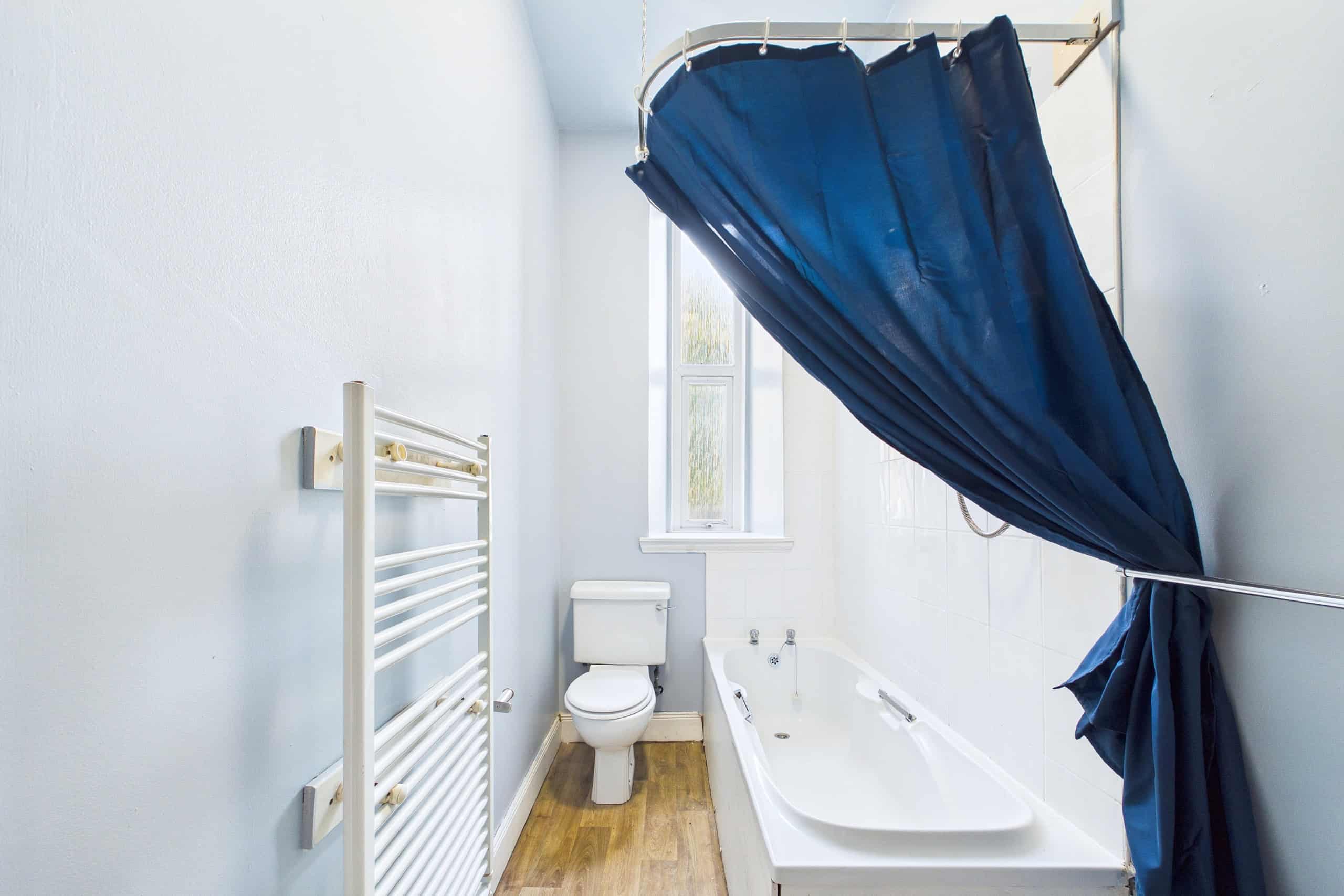 One-bedroom ground floor flat to let in the ever-popular Govanhill area of Glasgow’s vibrant Southside.