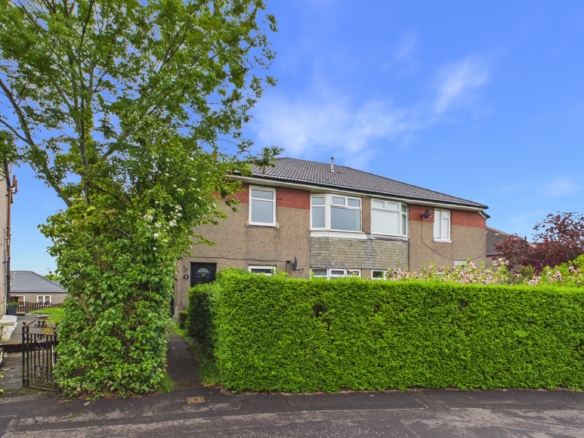 Two-Bedroom Upper Cottage Flat for Sale in Cardonald, Glasgow