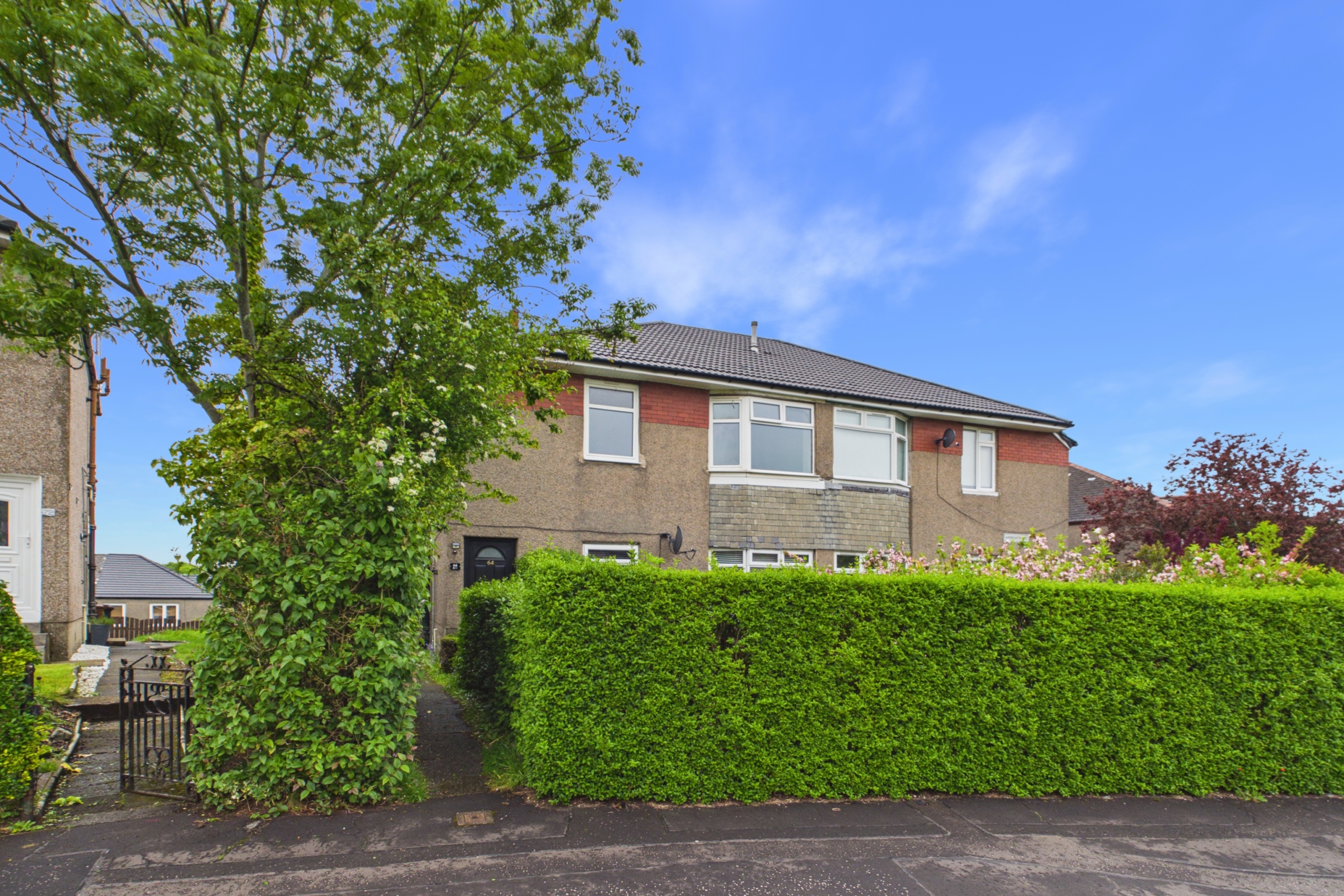 Two-Bedroom Upper Cottage Flat for Sale in Cardonald, Glasgow