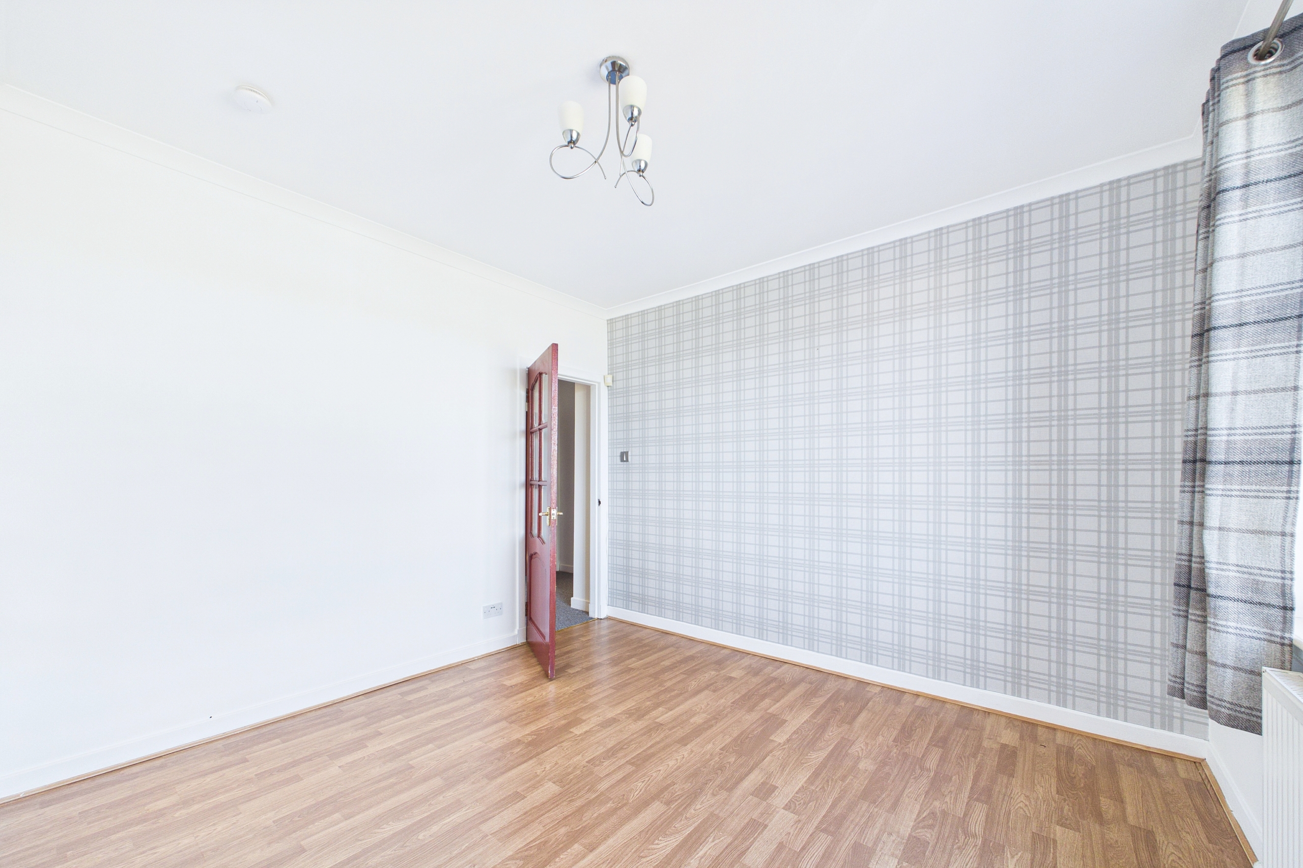 Spacious Two-Bedroom Upper Cottage Flat To Let in Greenock with River Clyde Views