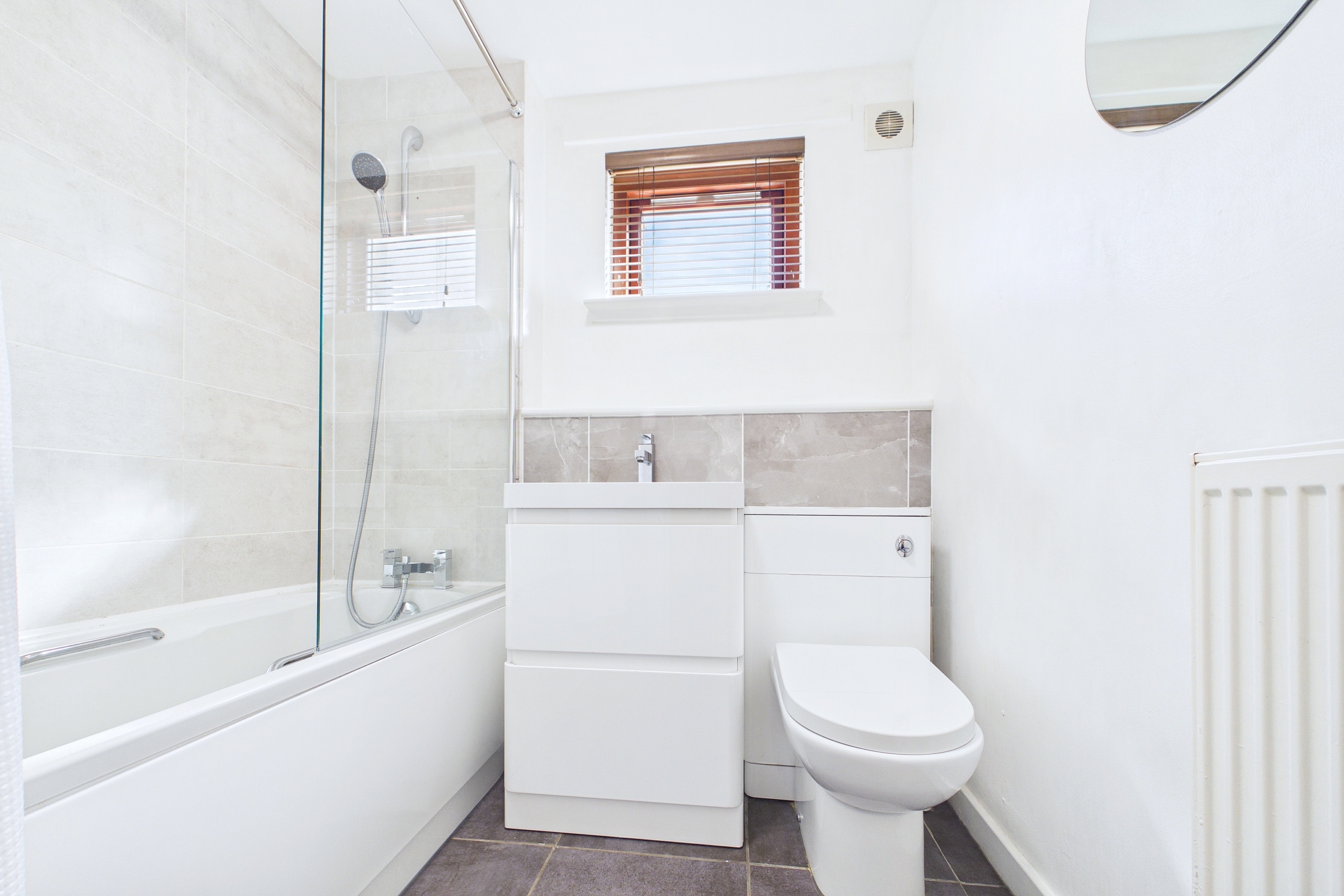 Beautifully presented two-bedroom home to let in Dalmarnock, Glasgow.