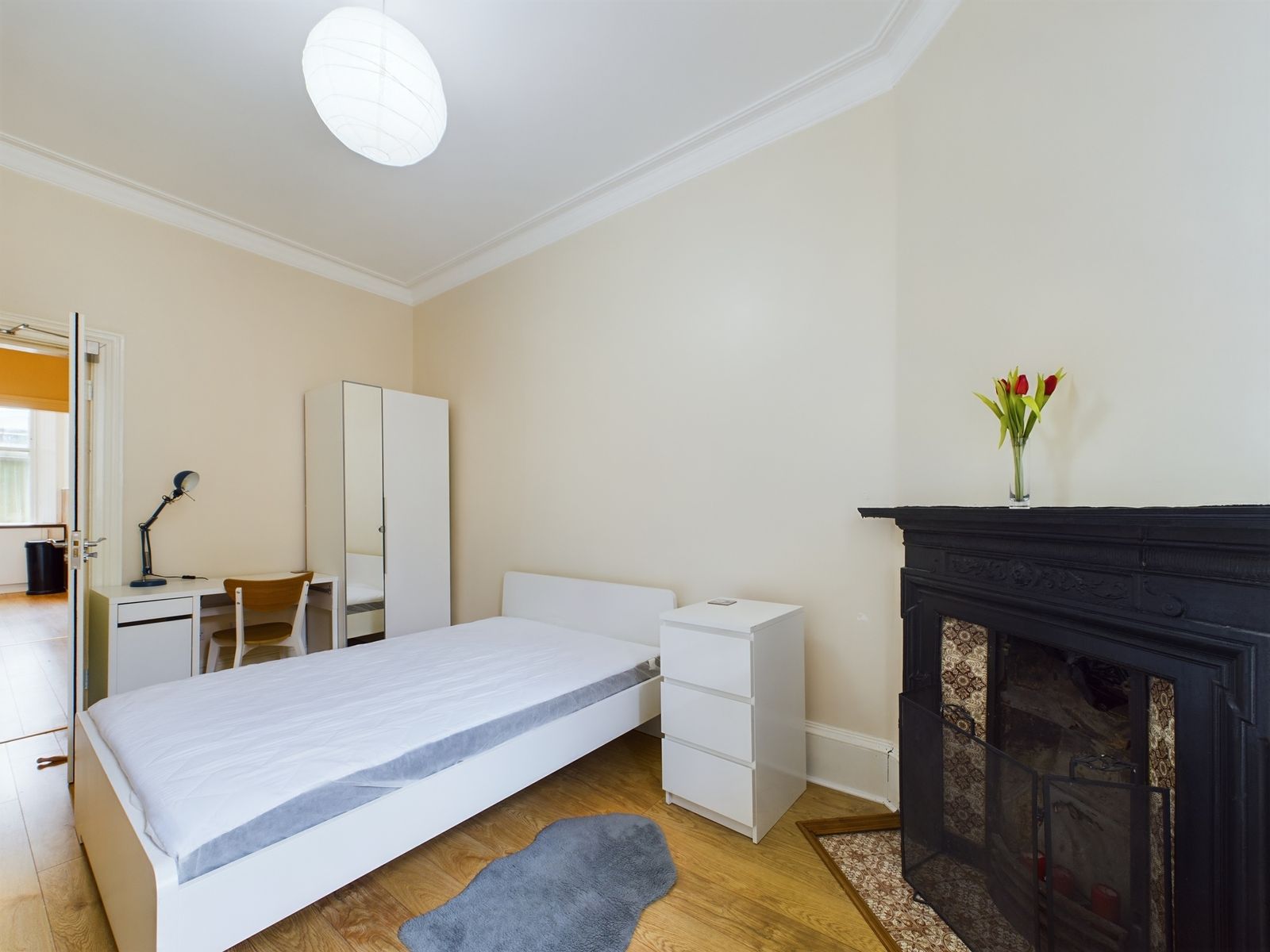 Beautiful two-bedroom tenement flat to let in Paisley Town Centre