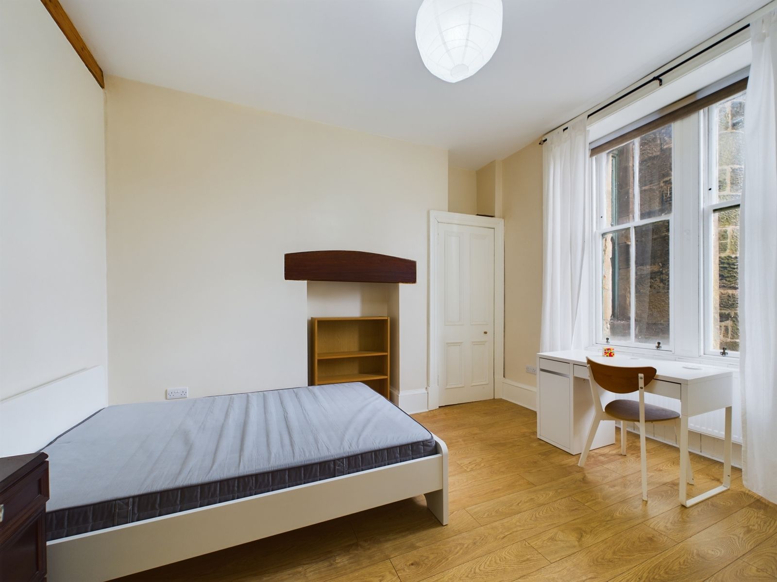 Beautiful two-bedroom tenement flat to let in Paisley Town Centre