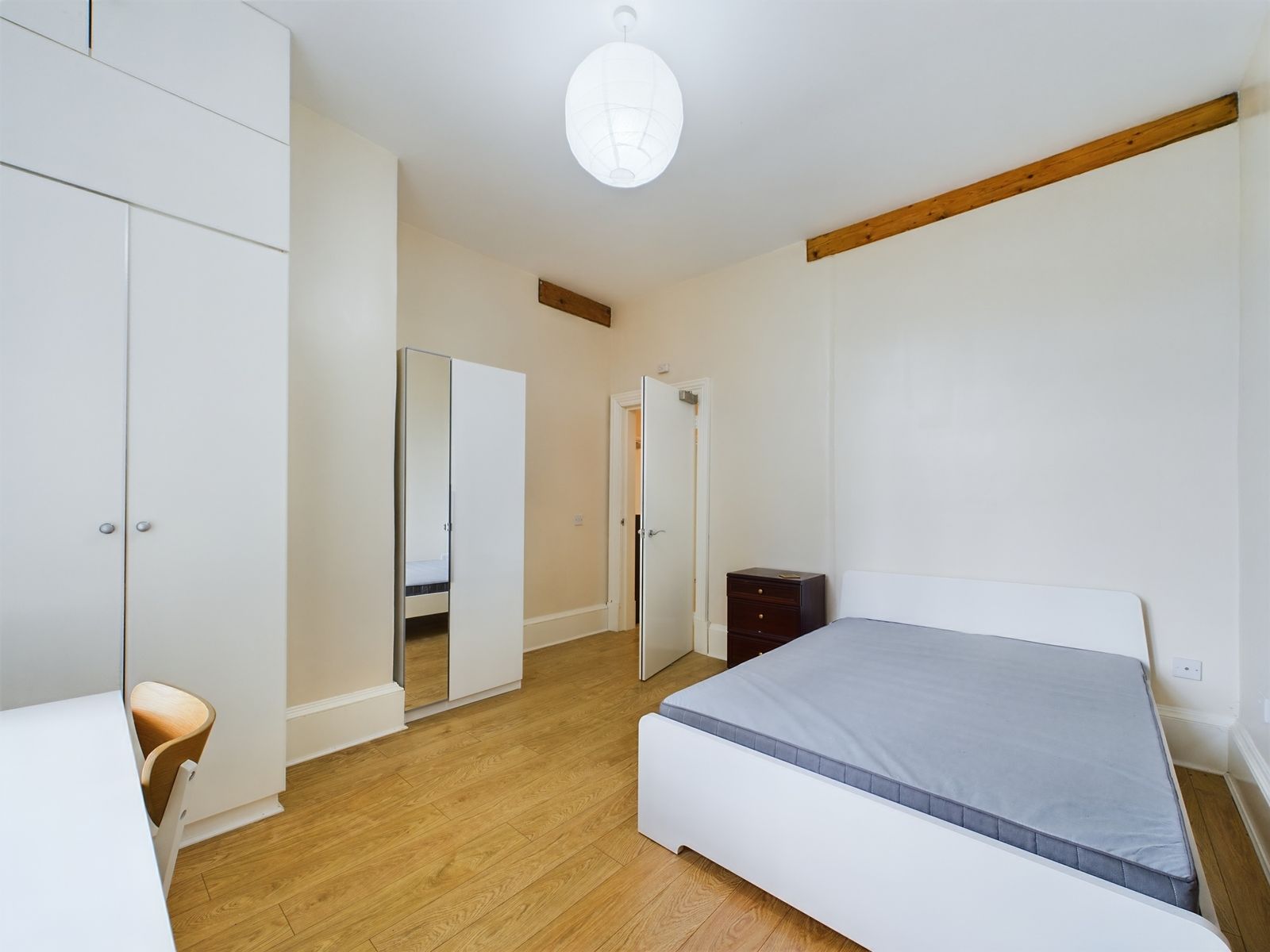 Beautiful two-bedroom tenement flat to let in Paisley Town Centre