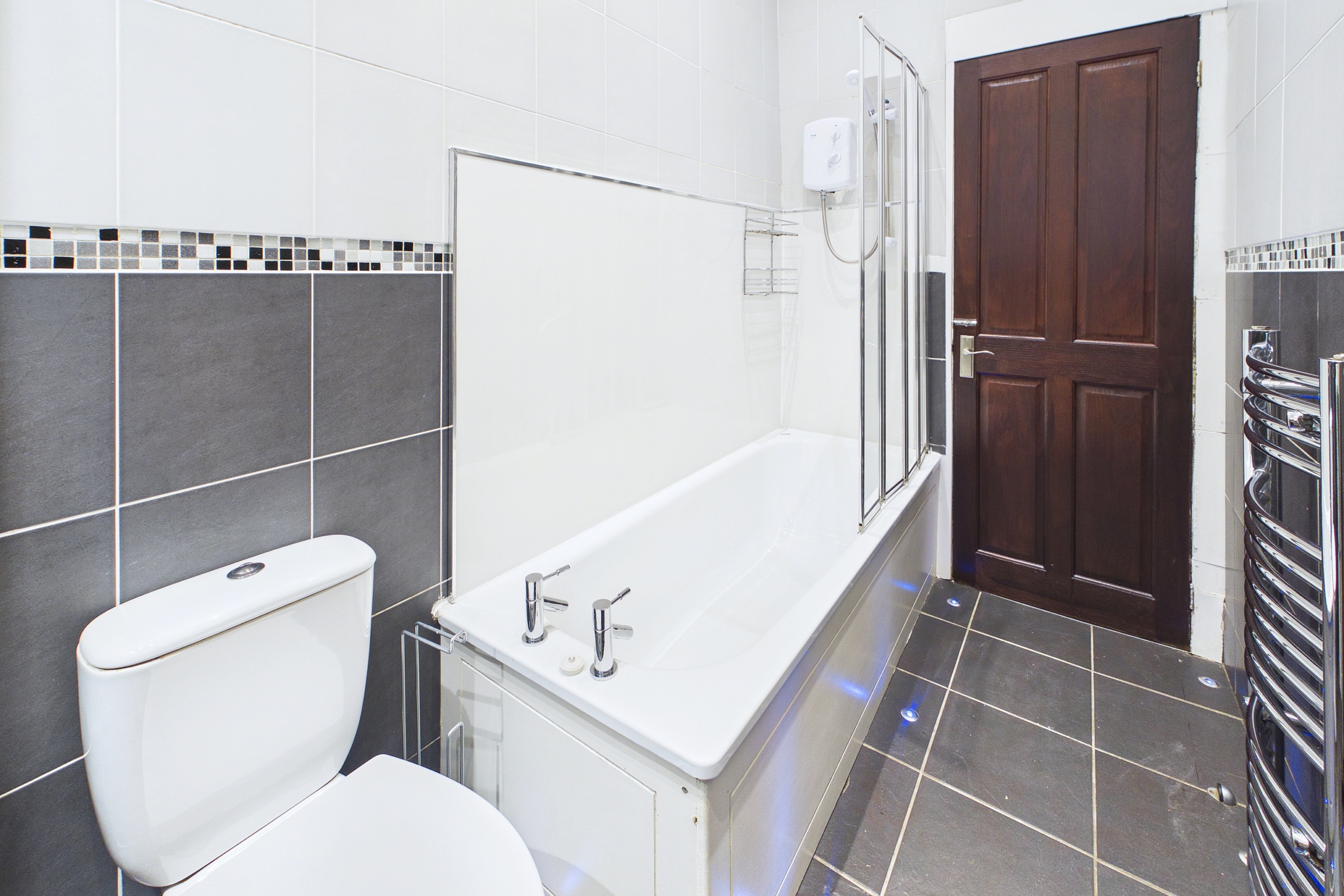 Two-Bedroom Blonde Tenement Flat To Let in Glasgow