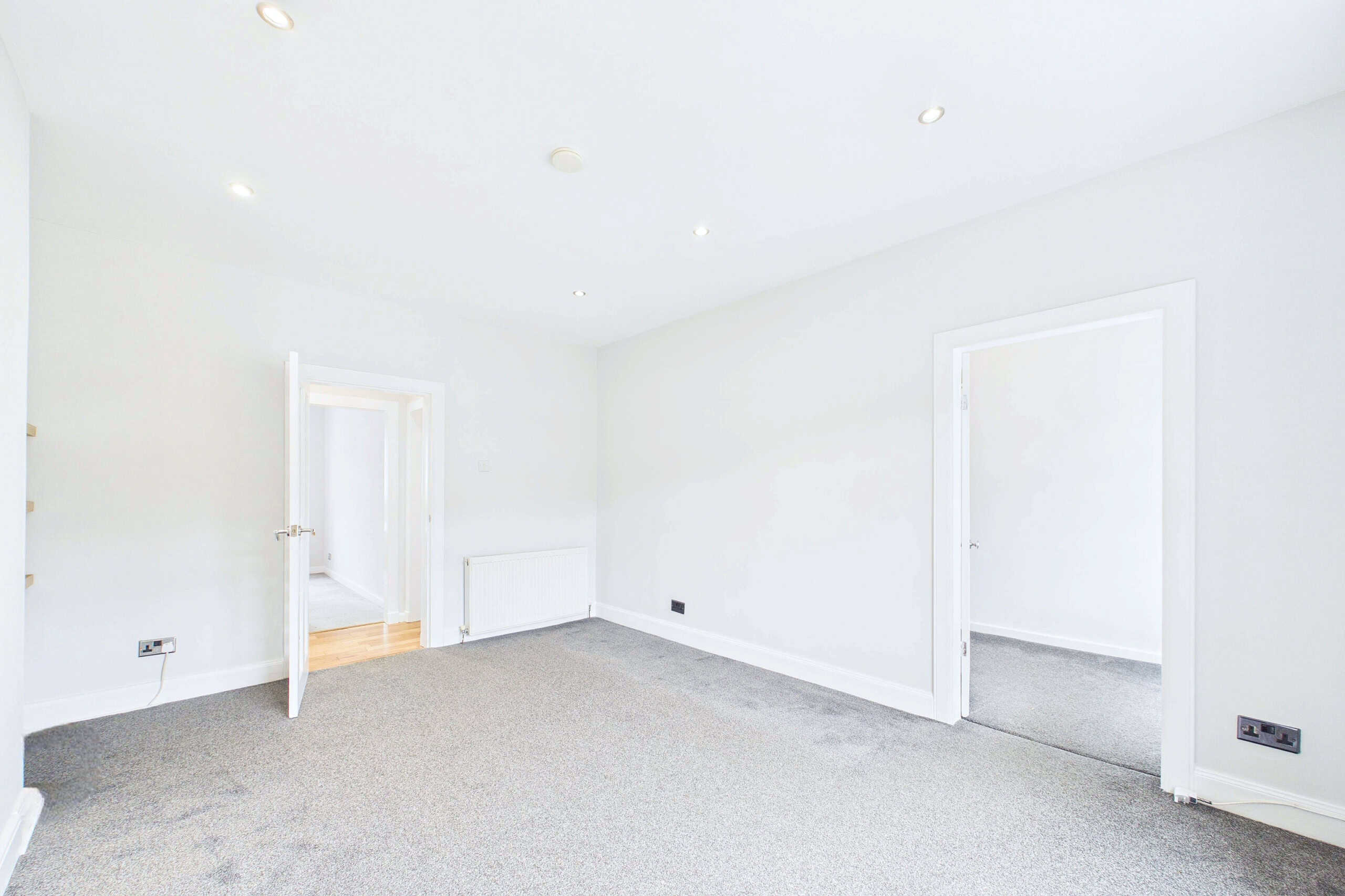 three-bedroom ground floor cottage flat for sale in Hillington