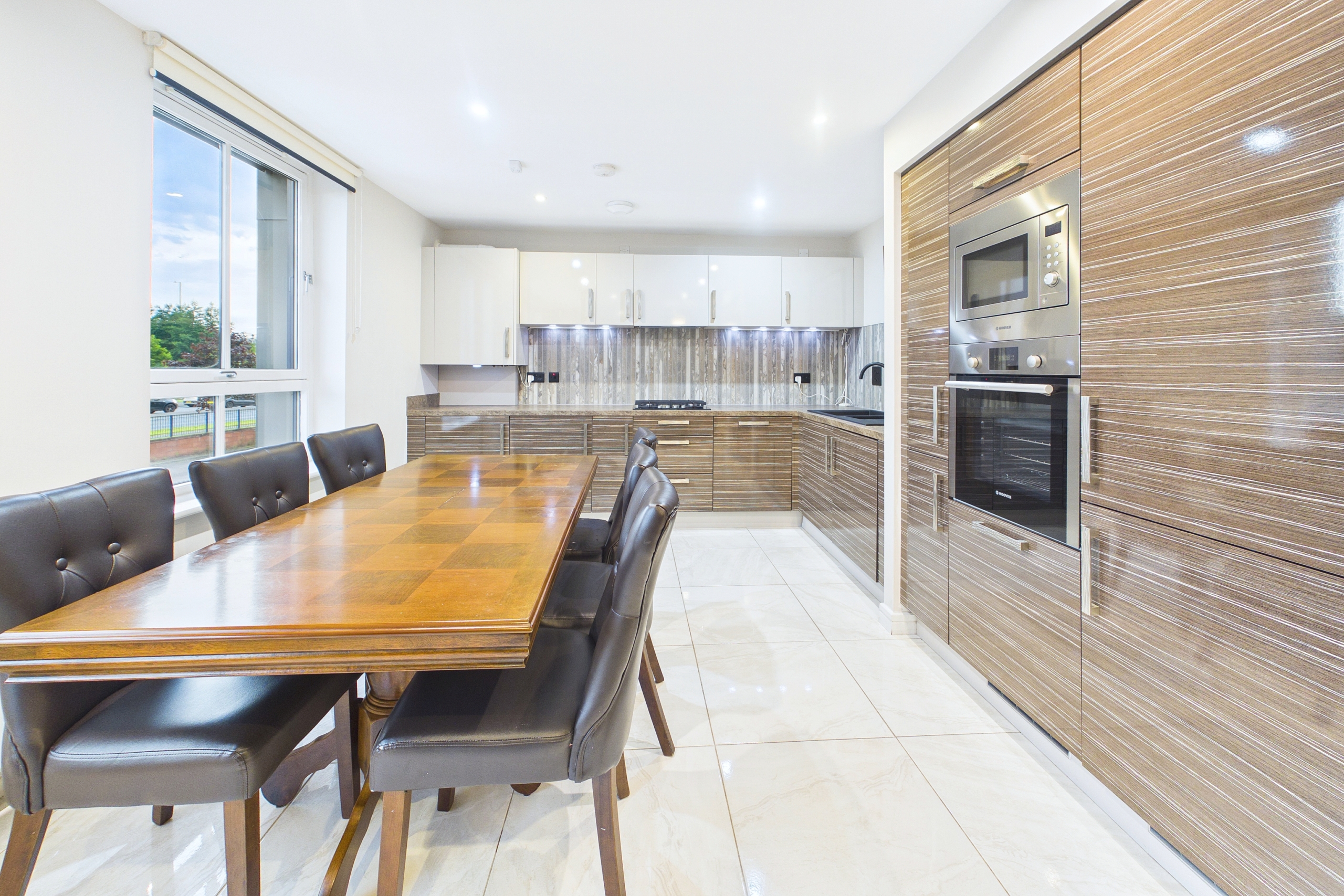 Executive Two-Bedroom Apartment To Let in Oatlands, Glasgow