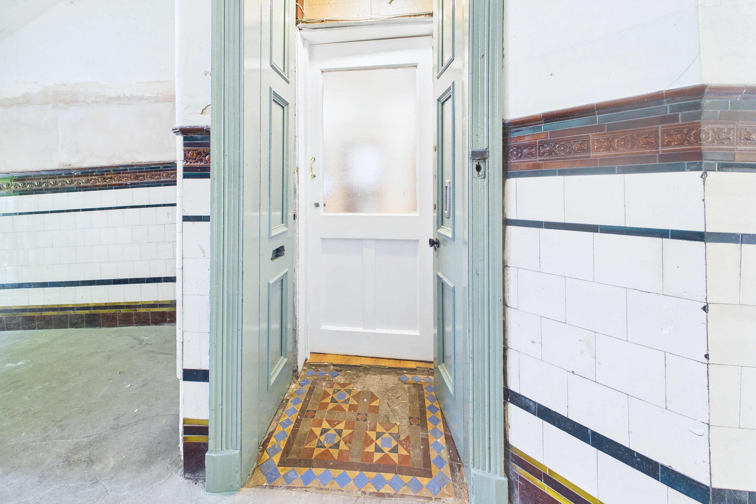 Two-Bedroom Blonde Tenement Flat To Let in Glasgow