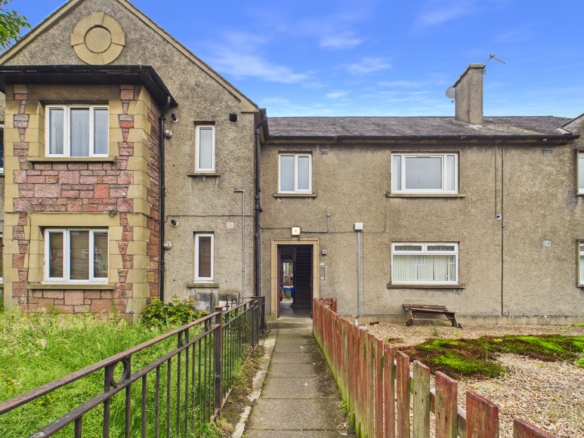 two-bedroom upper cottage flat to let in Stirling