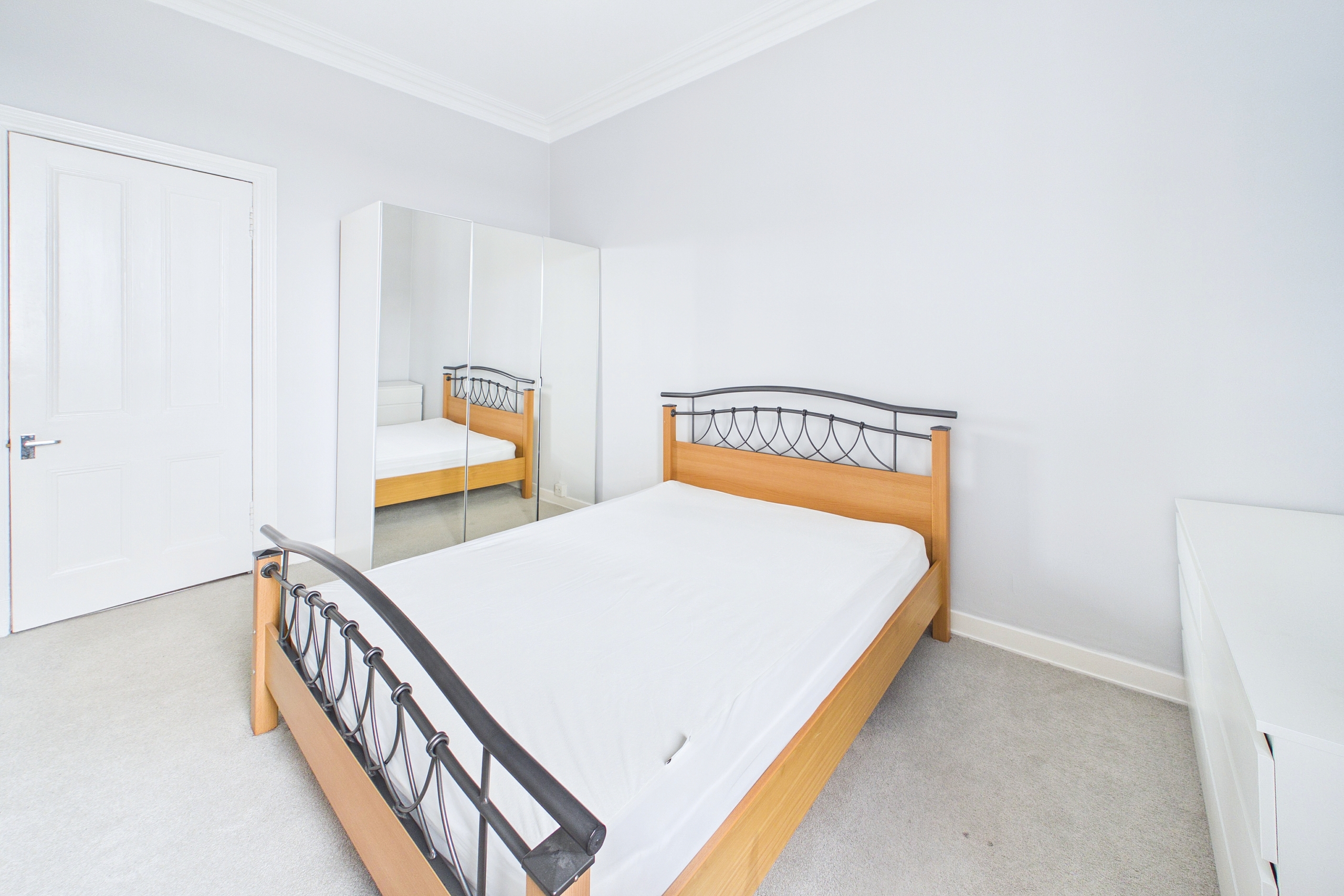 Beautiful two-bedroom traditional tenement flat to let in the highly sought-after Partick area of Glasgow’s vibrant West End.