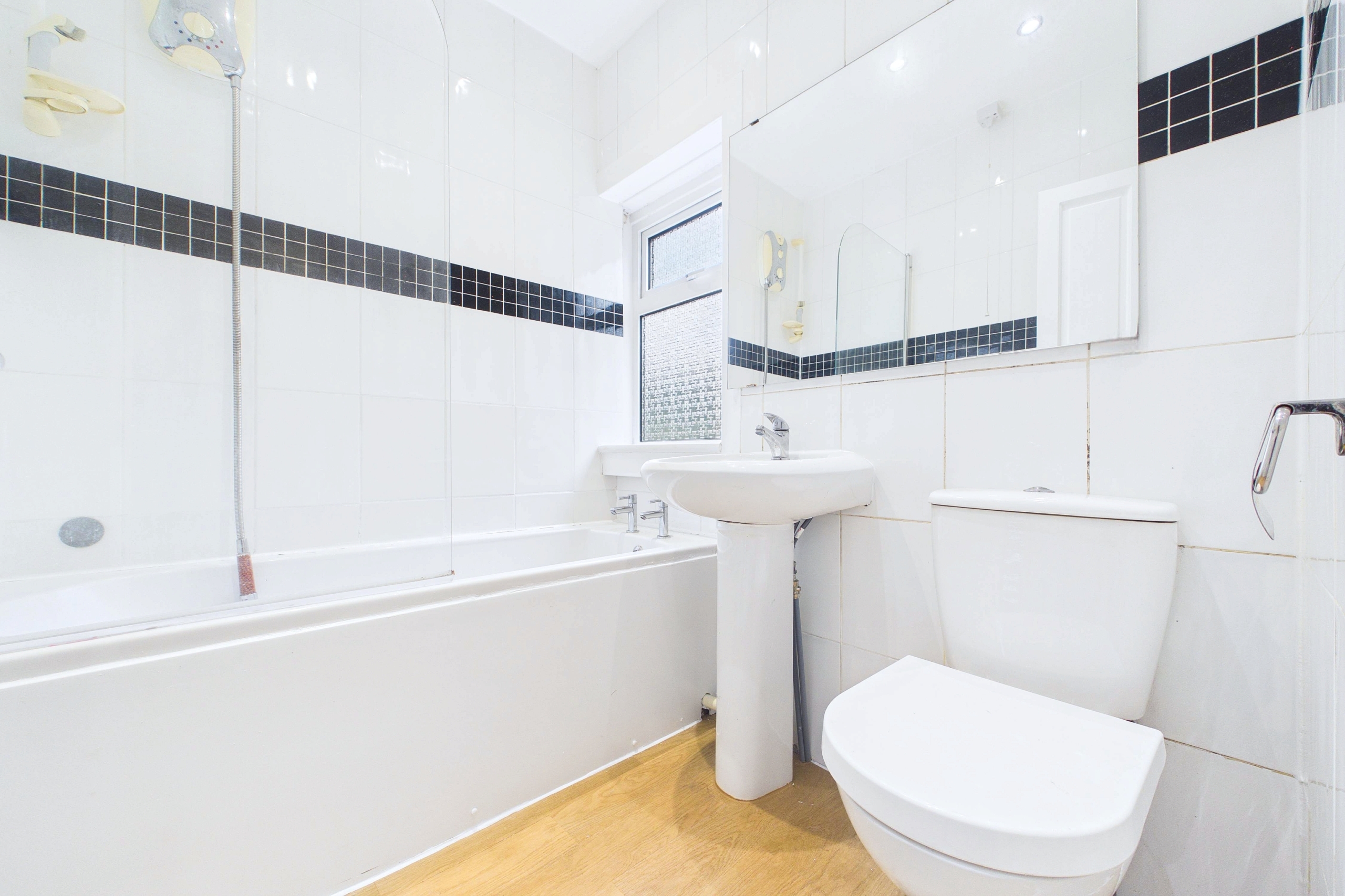 three-bedroom ground floor cottage flat for sale in Hillington