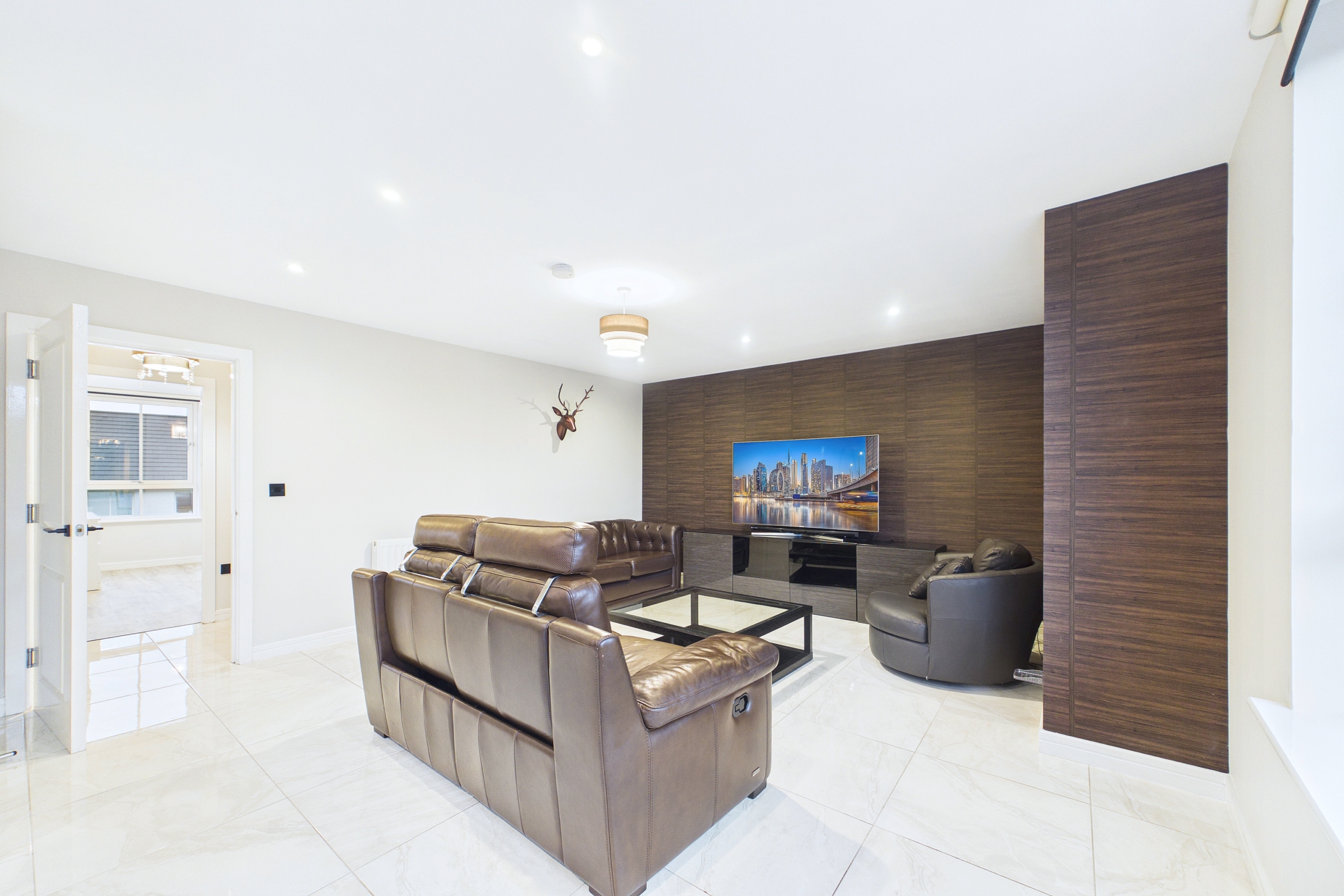 Executive Two-Bedroom Apartment To Let in Oatlands, Glasgow