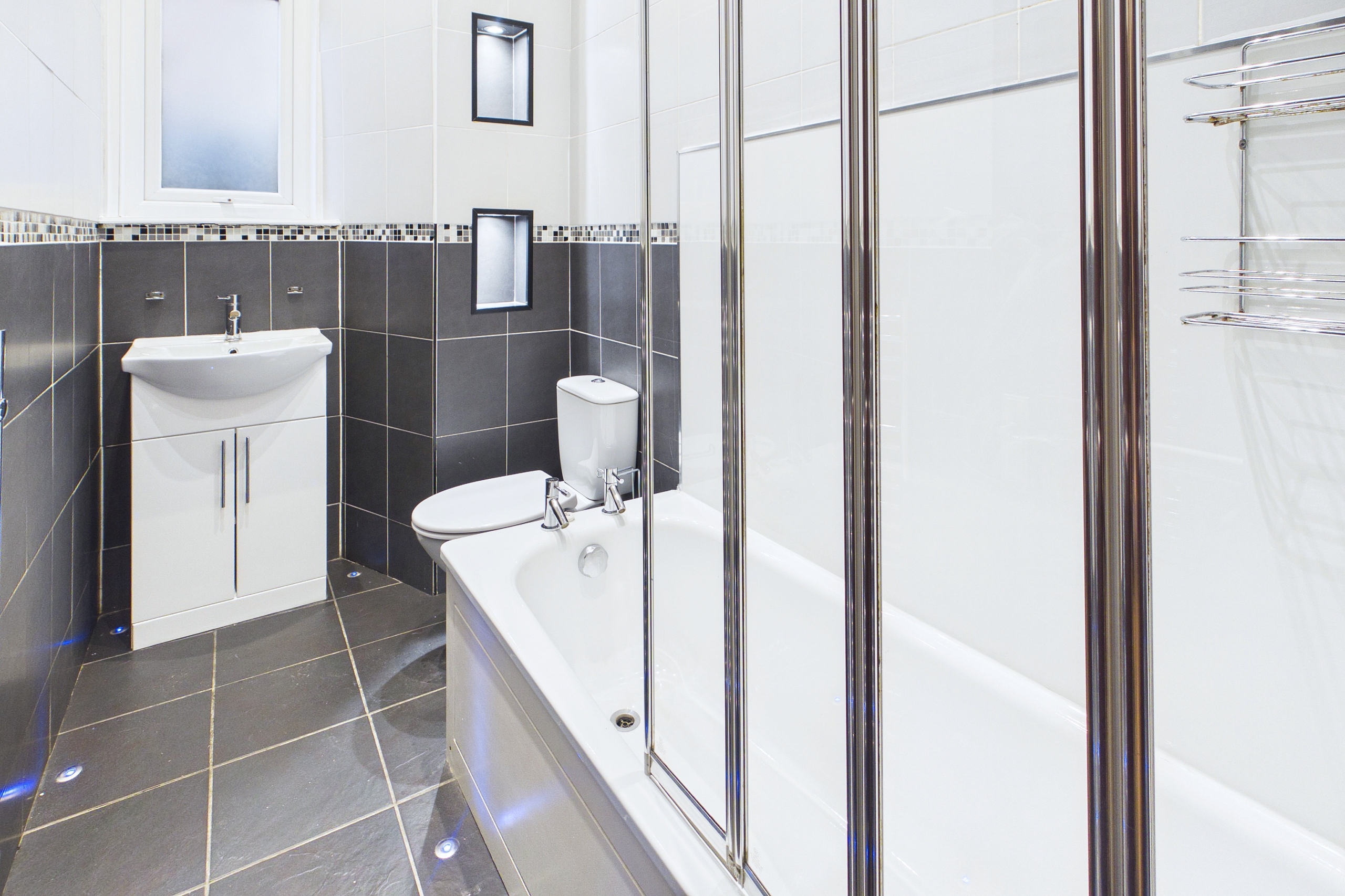 Two-Bedroom Blonde Tenement Flat To Let in Glasgow