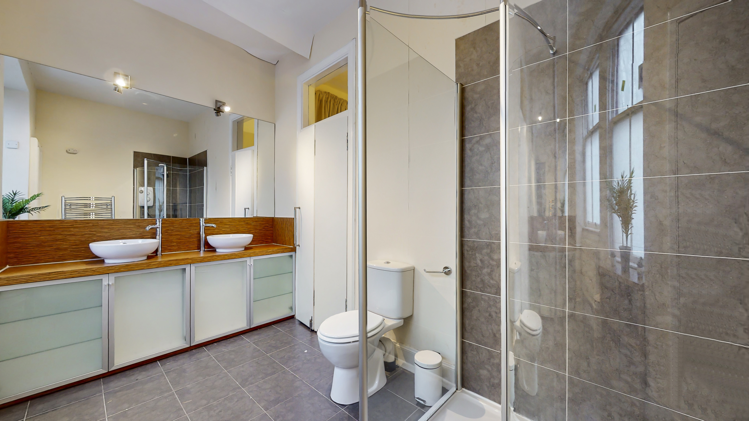 Stunning Two-Bedroom Ground Floor Tenement Flat To Let in Hyndland, Glasgow