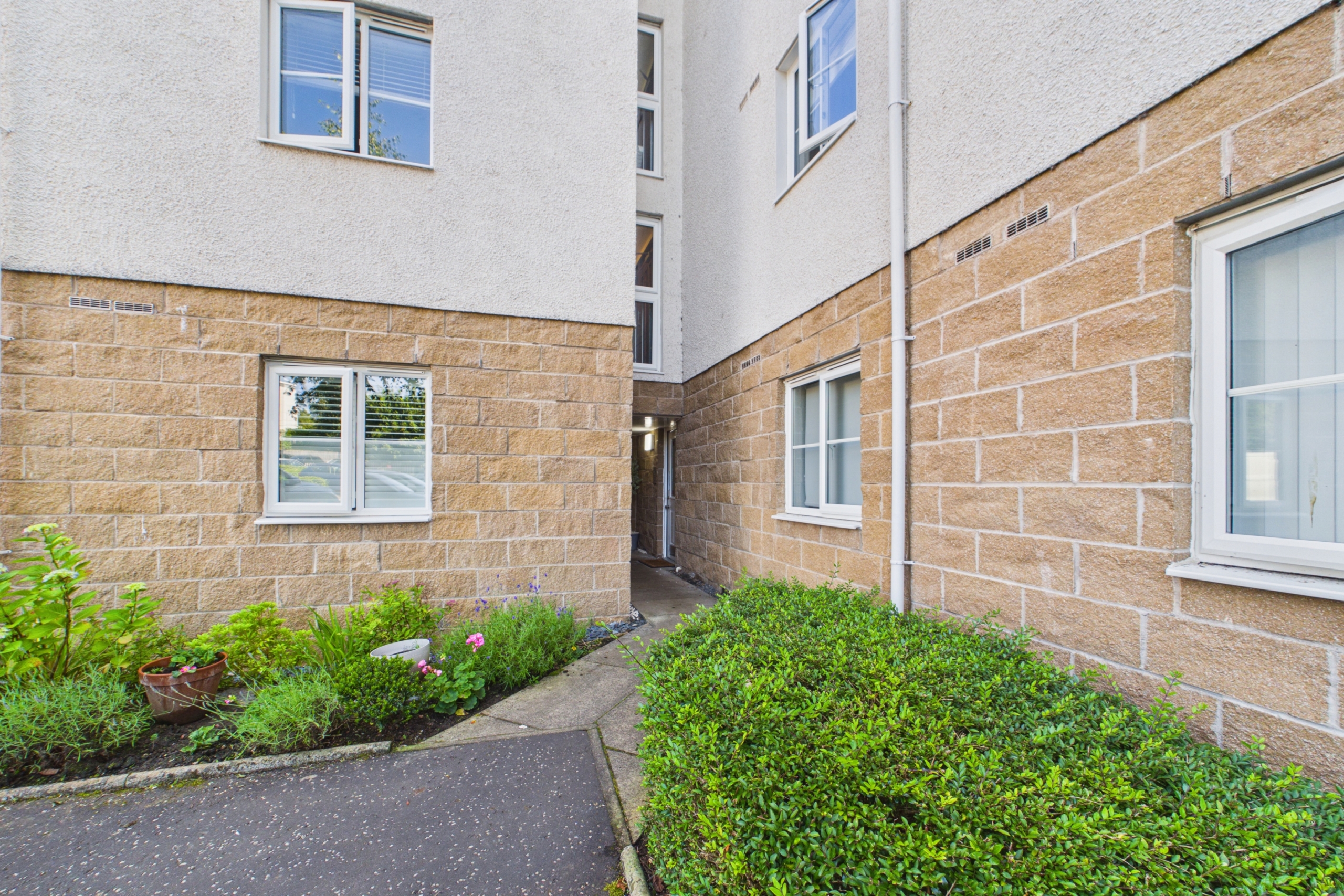 Spacious Two-Bedroom Apartment To Let in Uddingston
