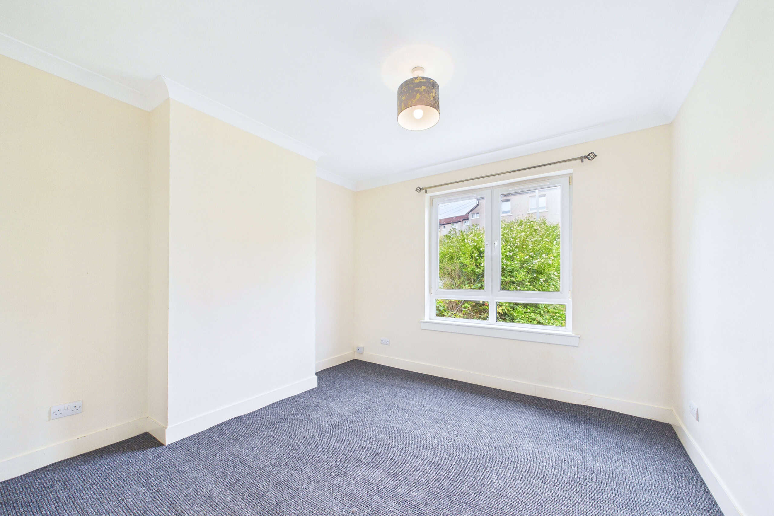 Bright Two-Bedroom Upper Cottage Flat To Let in Springburn, Glasgow