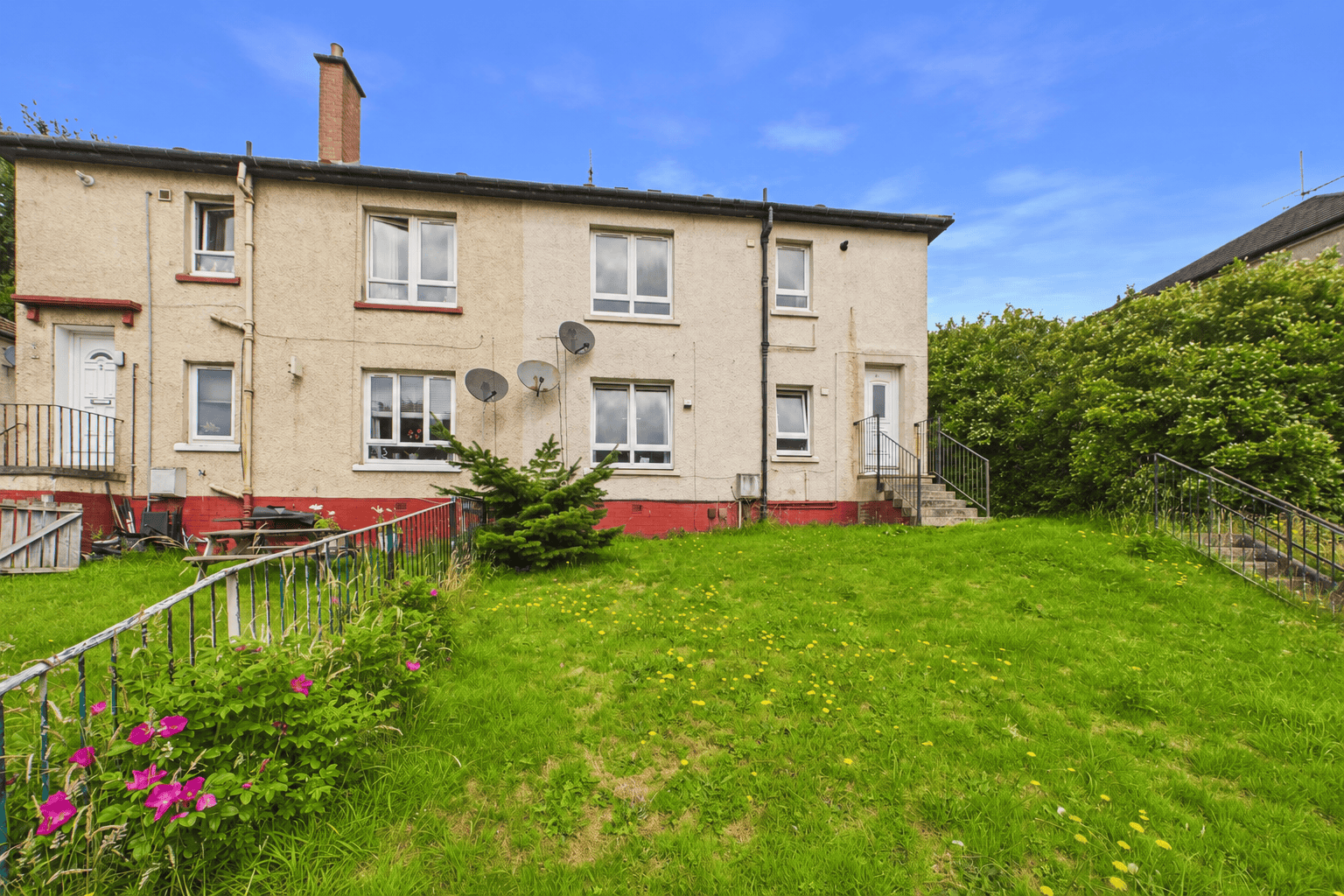 Bright Two-Bedroom Upper Cottage Flat To Let in Springburn, Glasgow