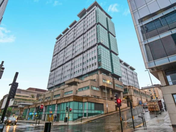 exceptional three-bedroom executive apartment to let on Bothwell Street, in the heart of Glasgow City Centre.