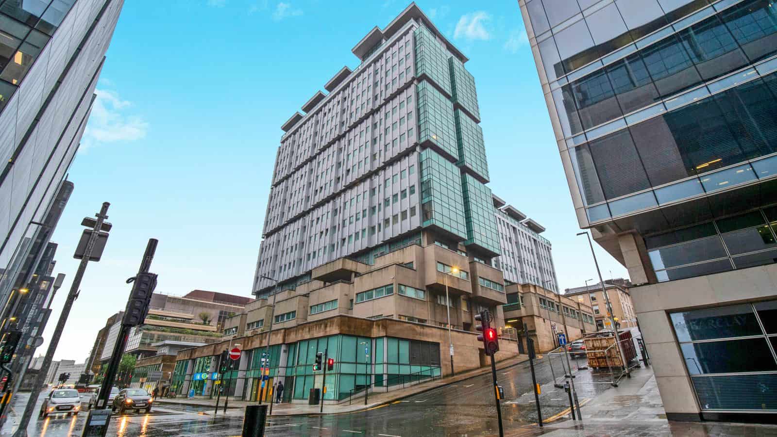 exceptional three-bedroom executive apartment to let on Bothwell Street, in the heart of Glasgow City Centre.