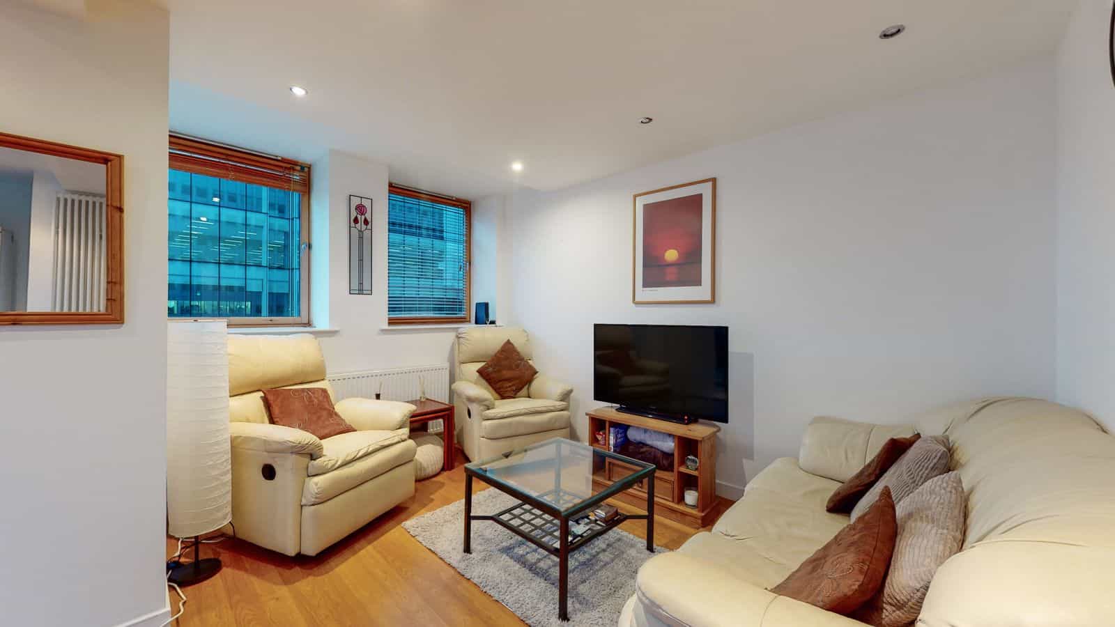 exceptional three-bedroom executive apartment to let on Bothwell Street, in the heart of Glasgow City Centre.