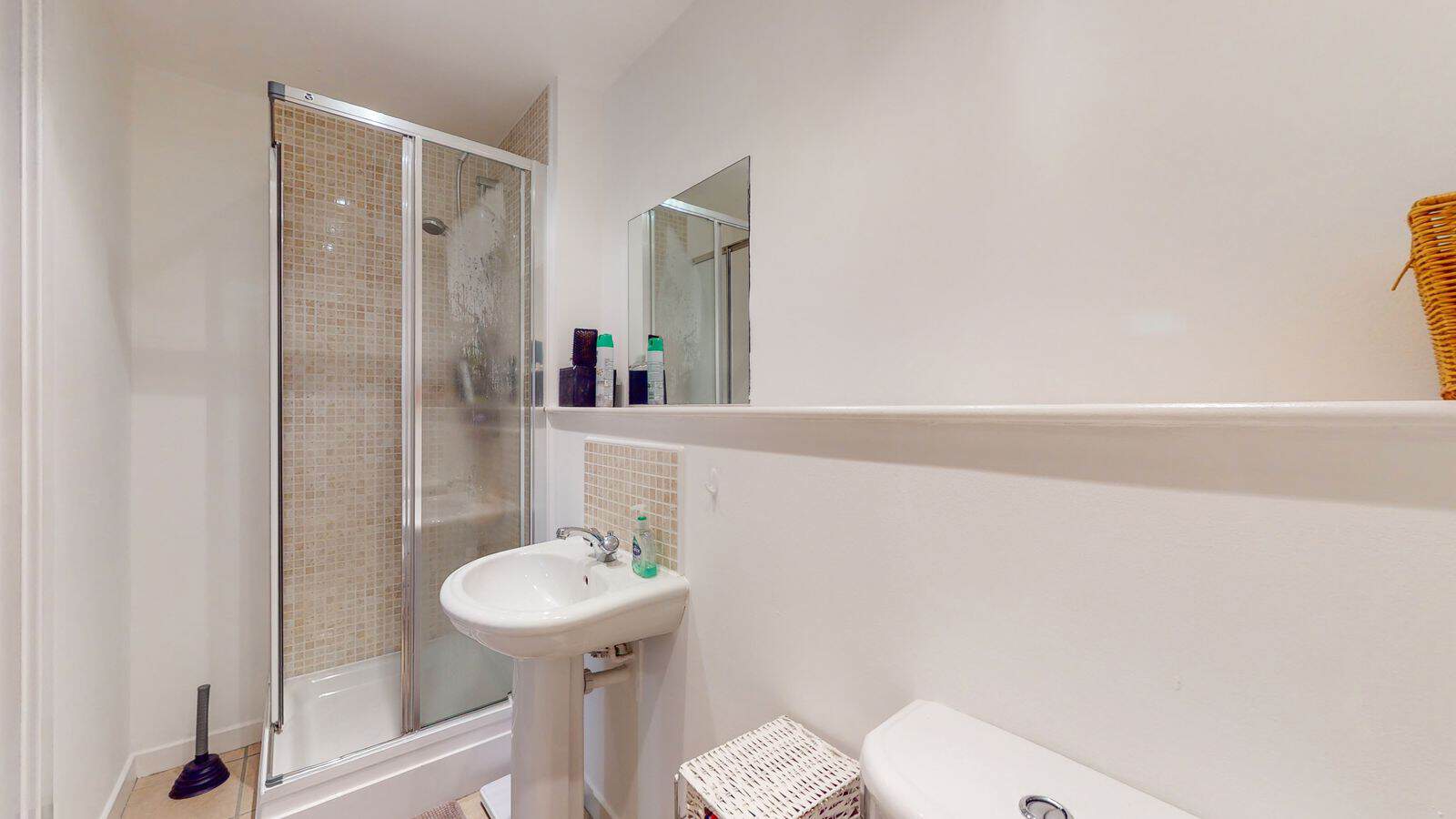 exceptional three-bedroom executive apartment to let on Bothwell Street, in the heart of Glasgow City Centre.