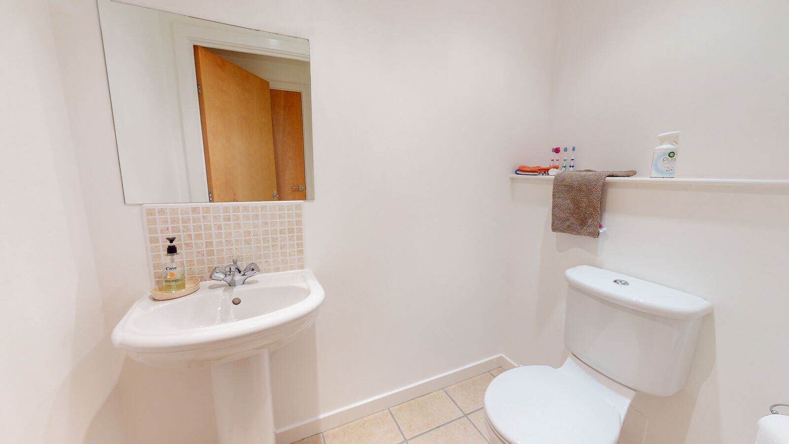 exceptional three-bedroom executive apartment to let on Bothwell Street, in the heart of Glasgow City Centre.